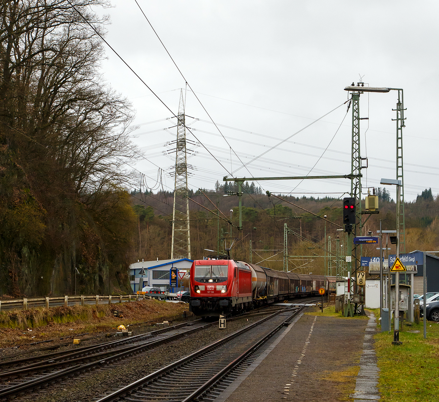 Die DB Cargo 187 198-7 (91 80 6187 198-7 D-DB) fährt am 18.02.2023 mit einem gemischten Güterzug durch Scheuerfeld (Sieg) in Richtung Siegen.

Die Bombardier TRAXX F140 AC3 wurde 2021 von der Bombardier Transportation GmbH in Kassel unter der Fabriknummer  KAS 35745  gebaut.  Die TRAXX F140 AC3 Varianten der DB Cargo (BR 187.1) haben keine Last-Mile-Einrichtung. Die Höchstgeschwindigkeit beträgt 140km/h. Die Lok hat nur die Zulassung für Deutschland. Die Lokomotiven können in gemischter Mehrfachtraktion mit BR185 und BR186 eingesetzt werden.
