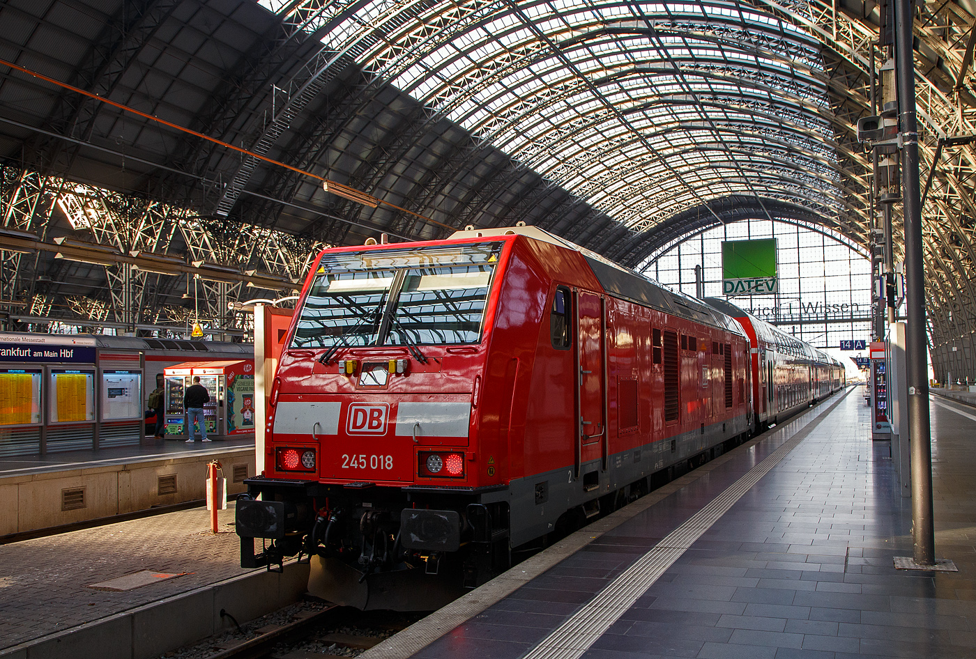 Die DB Regio 245 018 (92 80 1245 018-7 D-DB) am 21.03.2023 mit einem Regionalzug im Hbf Frankfurt am Main.

Die TRAXX P160 DE ME wurde 2014 von der Bombardier Transportation GmbH in Kassel unter der Fabriknummer 35017 gebaut