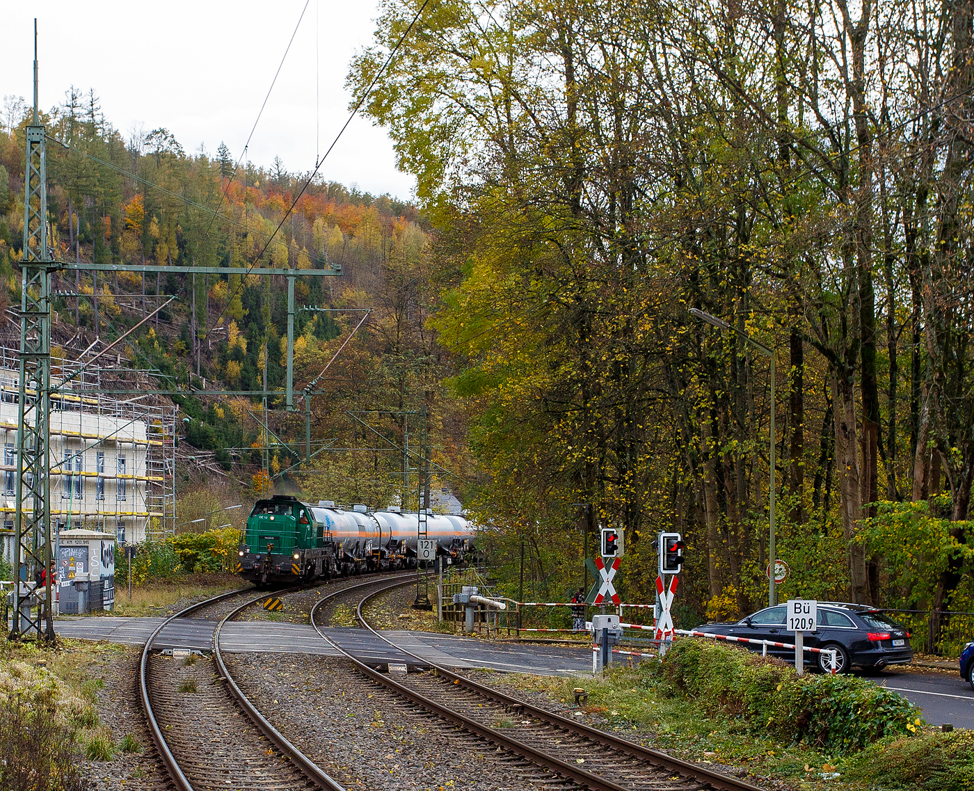 Die dieselelektrische Vossloh DE 12 / 4125 006-1 (92 80 4125 006-1 D-ISL) / Lok 11 der InfraServ Logistics GmbH (Frankfurt/M-Höchst) fährt am 29 Oktober 2025 mit einem Kesselwagenzug durch Kirchen (Sieg) in Richtung Siegen, vermutlich mit dem Ziel Frankfurt am Main-Höchst. Die Wagen waren laut Gefahrguttafelen (265/1017) mit Chor beladen. 

Die DE 12 wurde 2020 von Vossloh in Kiel unter der Fabriknummer 5402431 gebaut und an die InfraServ Logistics gefiefert.

Die InfraServ Logistics GmbH ist eine Tochtergesellschaft der Infraserv Höchst, diese ist Standortbetreiber des Industriepark Höchst in Frankfurt am Main sowie weiterer Standorte und ist eines der vielen Nachfolge-Unternehmen der aufgespaltenen Hoechst AG. Die InfraServ Logistics führt den werk sinternen Verkehr innerhalb des Industrieparks Höchst, aber auch den Güterverkehr auf dem Schienennetz der Deutschen Bahn im regionalen Bereich (Rhein-Main, Rhein-Necker und Rhein-Ruhr) durch. 

