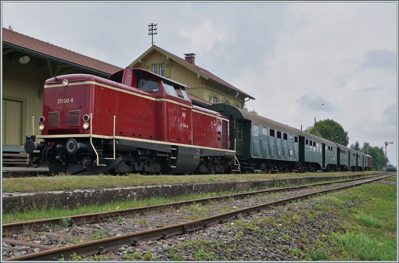 Die Diesellok 211 041-9 (92 80 1211 041-9 D-NeSA) ist mir ihrem Zug von Weizen kommend wieder in Zollhaus Blumberg angekommen. 

27. August 2022
