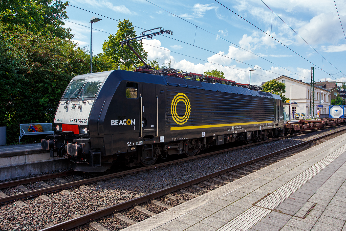 Die E 189-285 bzw. ES 64 F4 - 285 / LZB 189 285-0 (91 80 6189 285-0 D-DISPO Class 189 - VK) der BRCE - Beacon Rail Capital Europe GmbH (München), ex MRCE Dispolok, fährt am 30 Juli 2025 mit einem KLV-Zug durch den Bahnhof Kirchen/Sieg in Richtung Köln. Hier hatte sie kurz Hp 0 Halt. 

Die Siemens EuroSprinter wurde 2009 von Siemens in München unter der Fabriknummer 21631 gebaut. Diese Lok hat Zulassung für Deutschland, Österreich, die Niederlande und (neuerdings) Rumänien. Die Lok wurde an die MRCE Dispolok GmbH in München ausgeliefert, seit September 2023 hat die Beacon Rail Metro Finance B.V. die Mitsui Rail Capital Europe B.V. (Amsterdam) und somit auch die Mitsui Rail Capital Europe GmbH im München übernommen, so firmiert sie nun als Beacon Rail Capital Europe GmbH, München (BRCE / DISPO).

Die BR 189 (Siemens ES64F4) hat eine Vier-Stromsystem-Ausstattung. Sie ist in allen vier in Europa üblichen Bahnstromsystemen einsetzbar. Diese hier hat die Variante K (Class 189-VK) und besitzt die Zugbeeinflussungssysteme LZB/PZB, ETCS und ATB für den Einsatz in Deutschland, Österreich, Rumänien und den Niederlanden.

Die Stromabnehmerbestückung ist folgende: 
Pos. 1: D, A, RO, NL (AC)
Pos. 2: NL (DC)
Pos. 3: NL (DC)
Pos. 4: D, A, RO, NL (AC)

TECHNISCHE DATEN:
Spurweite: 1.435 mm (Normalspur)
Achsformel: Bo’Bo’
Länge über Puffer: 19.580 mm
Achsabstand im Drehgestell:  2.900 mm
Dienstgewicht: 87 t
Stundenleitung: 6.400 kW bei 15 kV / 25 kV AC; 6.000 kW bei 3 kV DC und 3.000 kW bis 4.200 kW bei 1,5 kV DC
Anfahrzugkraft: 300 kN
Maximale Dauerzugkraft bis 84 km/h; 270 kN
Höchstgeschwindigkeit: 140 km/h
Stromsysteme: 15 kV, 16,7 Hz AC; 25 kV, 50 Hz AC; 1,5 kV und 3 kV DC
