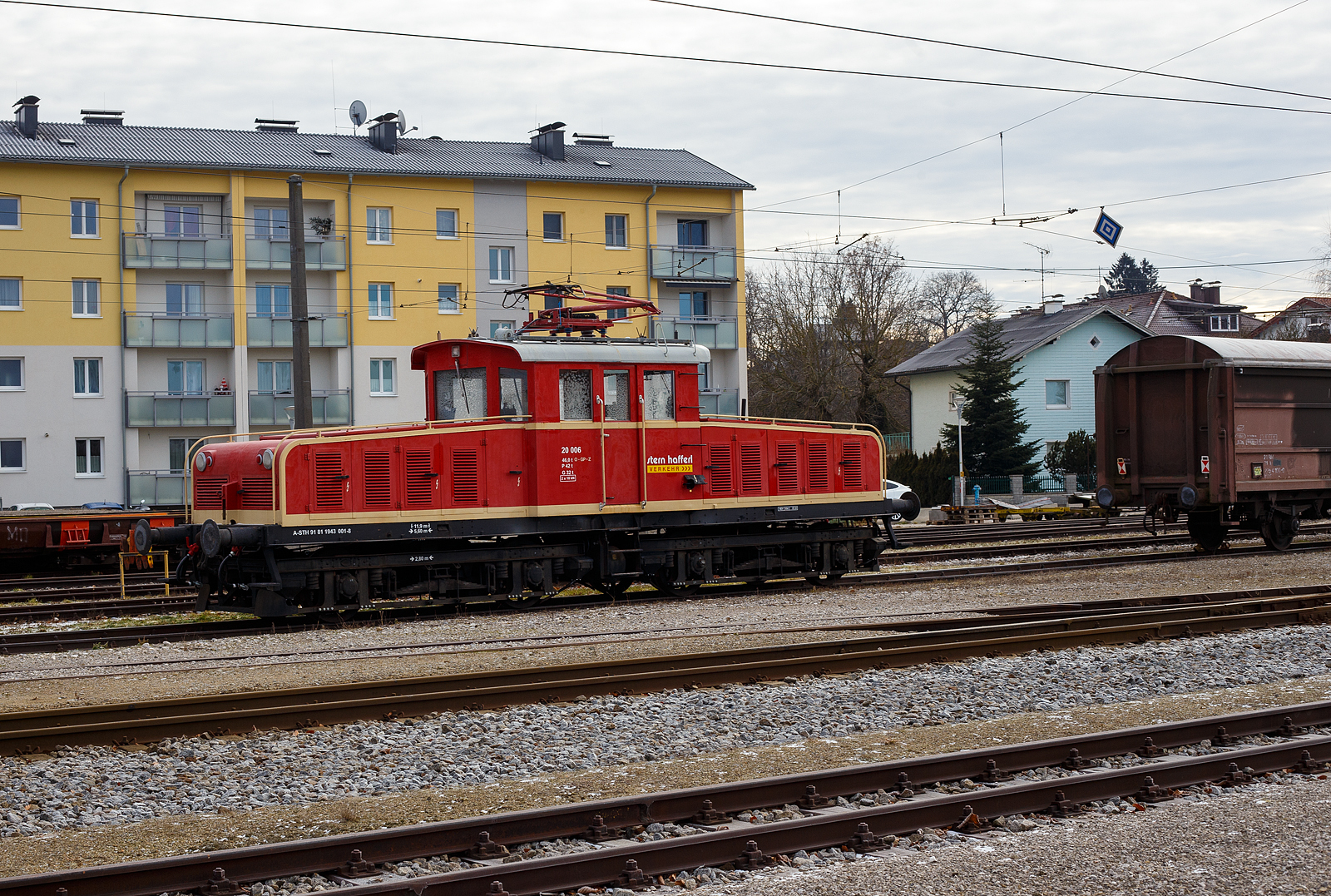 Die E-Lok E 20 006² (A-STH 91 81 1943 001-8) der der Stern & Hafferl Verkehrsgesellschaft m.b.H. (StH), ex SLB E 64, ex SAKOG E 27 001, ist am 14 Januar 2025 beim Bahnhof Vorchdorf-Eggenberg abgestellt. 

Die normalspurige Gleichstrom-E-Lok wurde 1952 von der SGP - Simmering-Graz-Pauker AG unter der Fabriknummer 52748, die elektrische Ausrüstung ist von ELIN. Sie wurde an die SAKOG (Salzach-Kohlen-Bergbau-Gesellschaft) - einem Unternehmen mit Stern&Hafferl-Beteiligung ausgeliefert. Die Lok erhielt nach dem Nummernschema der Stern&Hafferl die Bezeichnung E 27.001 (27 für SAKOG) und trug mit einer bauartgleichen Lokomotive (E 27.002) die Hauptlast des umfangreichen Güterverkehrs auf der 1951 eröffneten Lokalbahn Bürmoos - Trimmelkam.

Zwischendurch gab es auch immer wieder Einsätze auf anderen, normalspurigen Lokalbahnen der Stern&Hafferl - Gruppe, so auf der Linzer Lokalbahn (LILO) und der Lokalbahn Lambach - Vorchdorf (LV). Mit Einstellung des Kohlebergbaus der SAKOG wurde Bahnstrecke und Lokomotive per 01.01.1994 an die SLB verkauft und erhielt dort die Nummer E 64. Zwei Jahrzehnte diente die Lok als unverwüstlicher  Büffel  im Verschub.

Am 28. Oktober 2019 verließ die Lokomotive E 64 der Salzburger Lokalbahnen (SLB) im Schlepp der Stern&Hafferl-Diesellok V 20.011 (ex Tegernseebahn) ihren bisherigen Eigentümer in Salzburg Itzling. Damit kehrt die Lok in den Schoß des Stern&Hafferl-Imperiums zurück, dem sie bereits von 1952 bis 1993 gedient hatte.