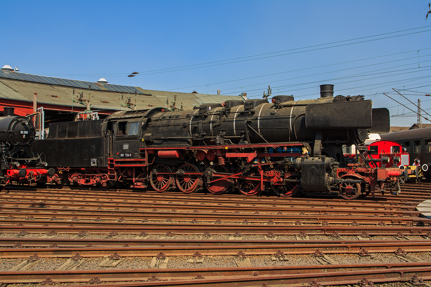 Die ex DB 051 724-3 (ex DB 50 1724) am 23.04.2011 im Südwestfälische Eisenbahnmuseum in Siegen. 

Die Lok wurde 1941 von Krupp in Essen unter der Fabriknummer 2564 gebaut. Sie war die letzte 50er der Deutschen Bundesbahn und wurde am 24.02.1977 ausgemustert.

LEBENSLAUF:
1941-1949: DRB 50 1724
1949-1968: DB 50 1724
1968-1977: DB 051 724-3 
1978-1998: als 50 1724 (EAKJ - Eisenbahn-Amateur-Klub Jülich e.V.)
1998-2015: Privateigentum, Leihgabe an Südwestfälisches Eisenbahnmuseum Siegen
seit 2015: DP 051 724-3 (Deutsche Privatbahn GmbH, Altenbeken)

Die Güterzuglokomotiven der Baureihe 50 zählen zu den bewährtesten Konstruktionen der Deutschen Reichsbahn. Am Ende der Dampflokzeit sind sie zur Universalgattung geworden, die Dank der niedrigen Achslast auch auf Nebenbahnen eingesetzt werden konnten. Bis 1943 wurden 3164 Maschinen der Baureihe 50 von nahezu allen europäischen Lokomotivfabriken gebaut. Trotz der Kriegsverluste waren 1945 noch sehr viele Maschinen übrig geblieben. Allein bei der DB wurden nach dem Krieg 2159 einsatzfähige Lokomotiven registriert, bei 735 Lokomotiven rüstete die DB den Tender mit einer Zugführerkabine aus. Eine kleinere Anzahl von Lokomotiven wurde mit einem Mischvorwärmer bestückt und insgesamt 31 Lokomotiven wurden mit Franco-Crosti-Anlagen ausgerüstet und anschließend als Reihe 50.40 geführt.

Mit der Einführung dem EDV-Baureihenschema der Deutschen Bundesbahn 1968 wurden die Einheits-Güterzuglokomotiven der Baureihe 50, noch 1452 vorhandene Lokomotiven, in die Bezeichnungen 050, 051, 052 und 053 eingereiht.

TECHNISCHE DATEN:
Gebaute Stückzahl: 3.164
Spurweite: 1.435 mm (Normalspur)
Bauart: 1'E h2
Gattung: G 56.15
Länge über Puffer. 22.940 mm
Höhe: 4.500 mm
Fester Radstand 3.300 mm
Gesamtradstand 9.200 mm
Dienstgewicht: 86,9 t (ohne Tender)
Achslast: 15,2 t
Höchstgeschwindigkeit 80 km/h (vorwärts und rückwärts)
Leistung: 1.625 PS
Treib- und Kuppelraddurchmesser: 1.400 mm
Laufraddurchmesser: 850 mm
Steuerungsart Heusinger mit Hängeeisen
Zylinderanzahl: 2
Zylinderdurchmesser: 600 mm
Kolbenhub: 660 mm
Kesselüberdruck: 16 bar
Anzahl der Heizrohre 113
Anzahl der Rauchrohre 35
Heizrohrlänge 5.200 mm
Rostfläche: 3,89 m2
Überhitzerfläche: 68,94 m2
Verdampfungsheizfläche: 177,83 m2
Tender: 2´2´ T 26
Wasservorrat: 26 m³
Brennstoffvorrat: 8 t (Kohle)

