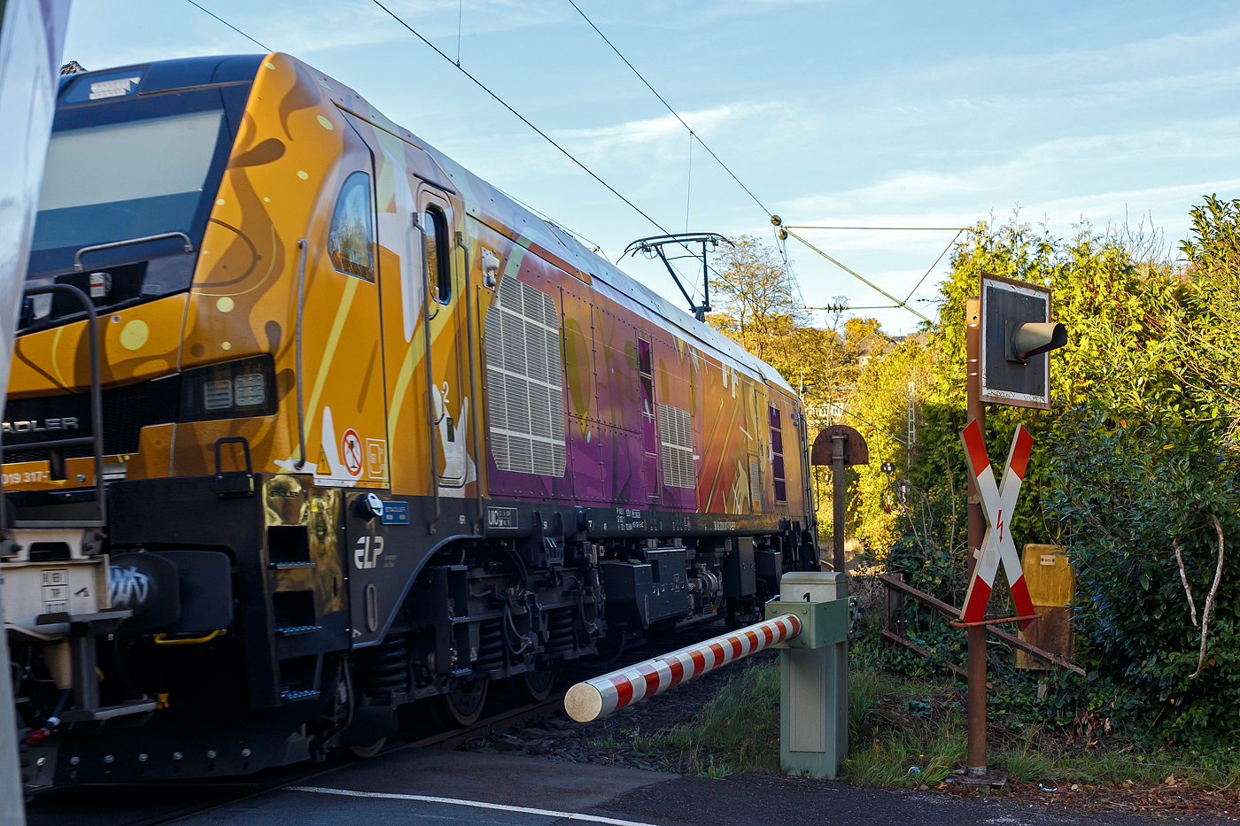 Die fast noch Fabrikneue, gerade mal sechs Wochen alt, und an die dispo-Tf Rail GmbH (Berlin) vermietete Stadler EURO 9000 der ELP - European Loc Pool AG (Frauenfeld/CH) 2019 317-7 (90 80 2019 317-7 D-ELP) fährt am 26 Oktober 2024, mit einem Zuckerzug (VTG Wagen der Gattung Uagnpps), durch Kirchen (Sieg) in Richtung Siegen. Vermutlich ist sie hier an die RTB CARGO GmbH (Düren) untervermietet.

Die Stadler EURO 9000 eine Co'Co'- DualModeLok wurde 2024 von Stadler Rail Valencia S.A.U. in Albuixech (Spanien) unter der Fabriknummer 4339 gebaut und am 18.09.2024 an die ELP - European Loc Pool AG in Frauenfeld (CH) ausgeliefert. Seit dem 18.09.2024 ist sie auch an die dispo-Tf Rail GmbH (Berlin) vermietet.

