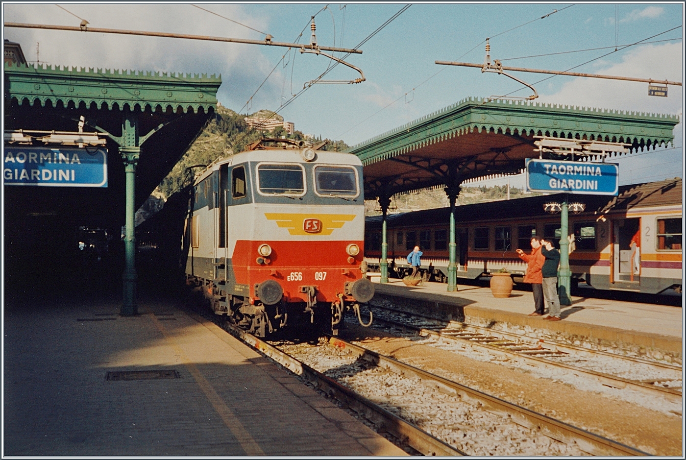 Die FS E 656 097 hat den Bahnhof von Taormina-Gardini erreicht und wartet auf die Weiterfahrt in Richtung Catania. 

Analogbild vom April 1994
