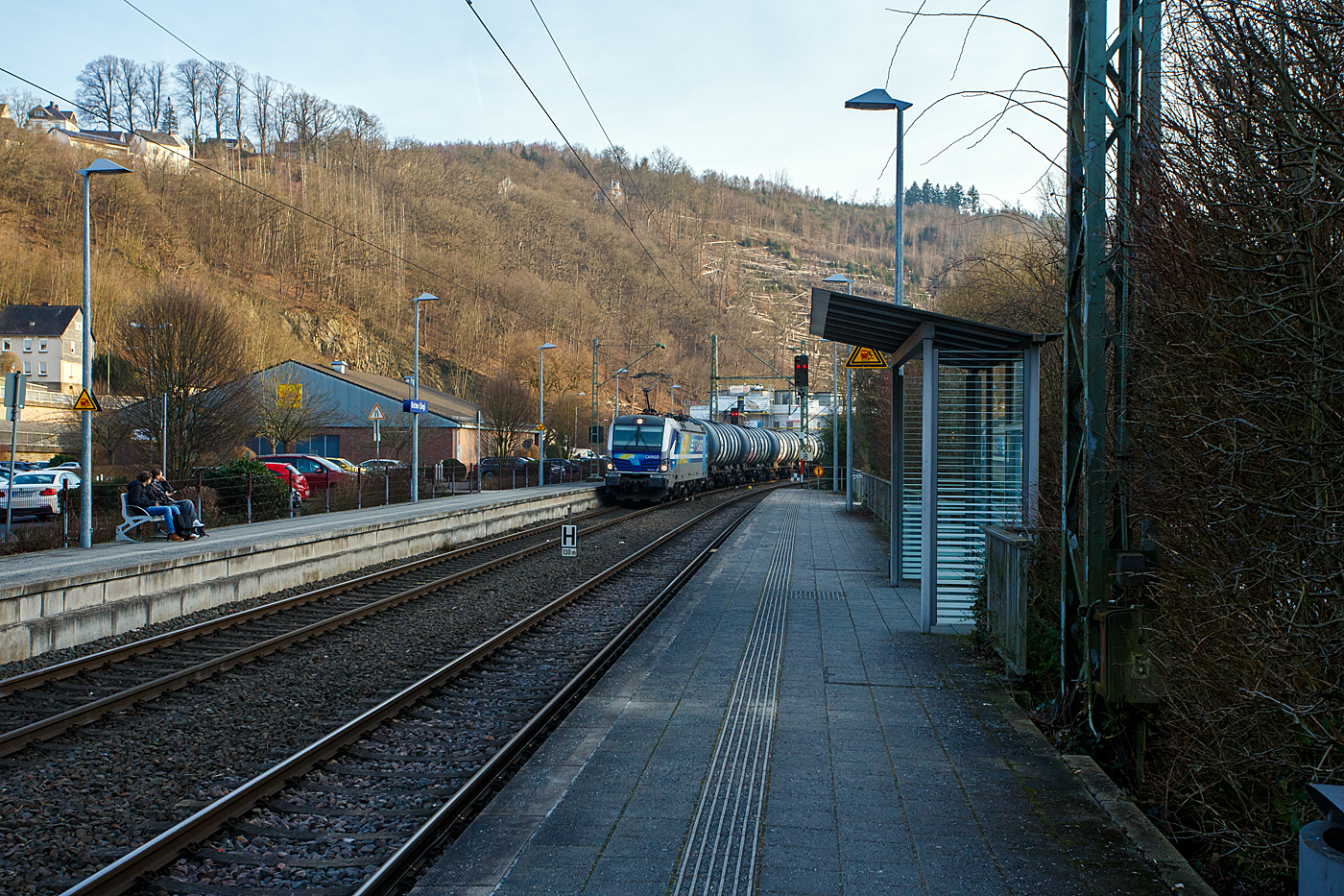 Die für die Rurtalbahn Cargo GmbH fahrende Vectron 193 824-0  Düren  (91 80 6193 824-0 D-Rpool) der Railpool fährt am 22 Januar 2026 mit einem Kesselwagenzug durch Kirchen/Sieg in Richtung Siegen. Laut Gefahrgut- Warntafeln 30/1202 waren die Wagen mit Dieselkraftstoff oder leichtem Heizöl beladen.

Die SIEMENS Vectron AC (200 km/h - 6.4 MW) wurde 2016 von SIEMENS Mobilitiy in München-Allach unter der Fabriknummer 22054 gebaut. Sie hat die Zulassung für D, A, H und RO.