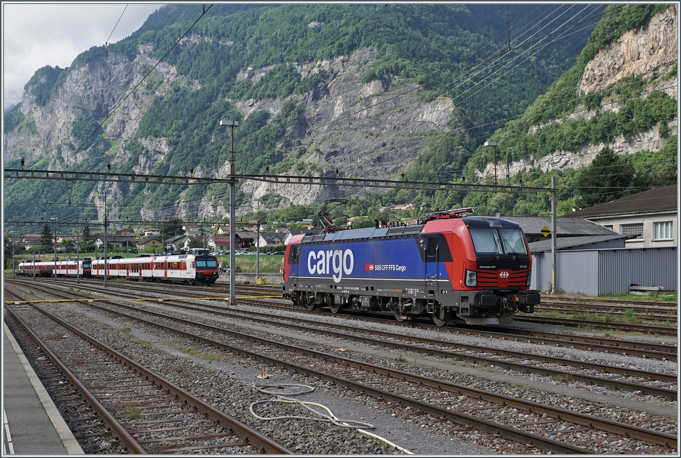 Die (gemietete) SBB Cargo 193 051 rangiert in St-Maurice. 

16. Juni 2025