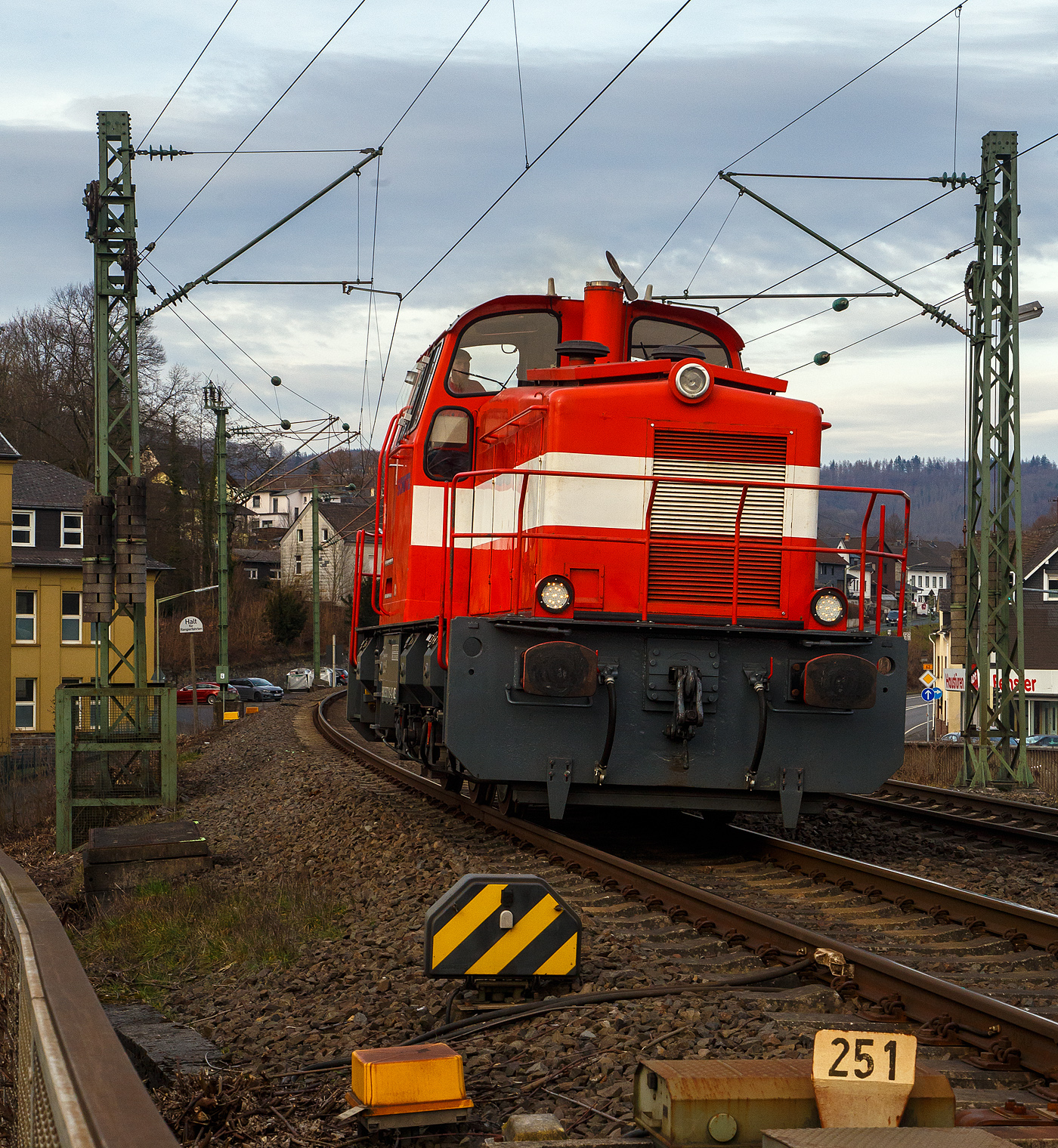 Die Krauss Maffei M 700 C der Schütz GmbH & Co. KGaA aus Selters (98 80 3507 016-4 D-MZE) eingestellt bei der MZ Eisenbahndienstleistungen (Manuel Zimmermann, Hellenhahn (Westerwald), ex WEBA 6, fährt am 22.02.2023 auf der Siegstrecke (KBS 460) mit Höchstgeschwindigkeit durch Kirchen (Sieg) in Richtung Betzdorf.

Diese Lok war die erste von Krauss Maffei gebaute M 700 C, sie wurde 1968 unter der Fabriknummer 19454 als Vorführlok gebaut. 1969 wurde sie an Hoesch Bergbau AG, Verbundbergwerk Emil-Fritz in Essen-Altenessen als  M 6  verkauft, 1970 ging das Bergwerk Ruhrkohle AG ein und die Lok wurde RAG V 355 umgezeichnet, und 1981 Umzeichnung in RAG 530. 1998 wurde sie dann an OnRail, Mettmann verkauft die sie dann wiederum im Jahr 2000 an die WEBA verkaufte. Im Jahr 2006 ging sie dann an die Fa. Schütz in Selters.

TECHNISCHE DATEN:
Hersteller: Krauss-Maffei, München
Spurweite: 1.435 mm
Achsfolge: C
Länge über Puffer: 9.440 mm
Leistung: 700 PS (515 kW)
Antrieb: Dieselhydraulisch
Höchstgeschwindigkeit: 38 km/h
Dienstgewicht: 60 t
kleinster Kurvenradius: 60 m
