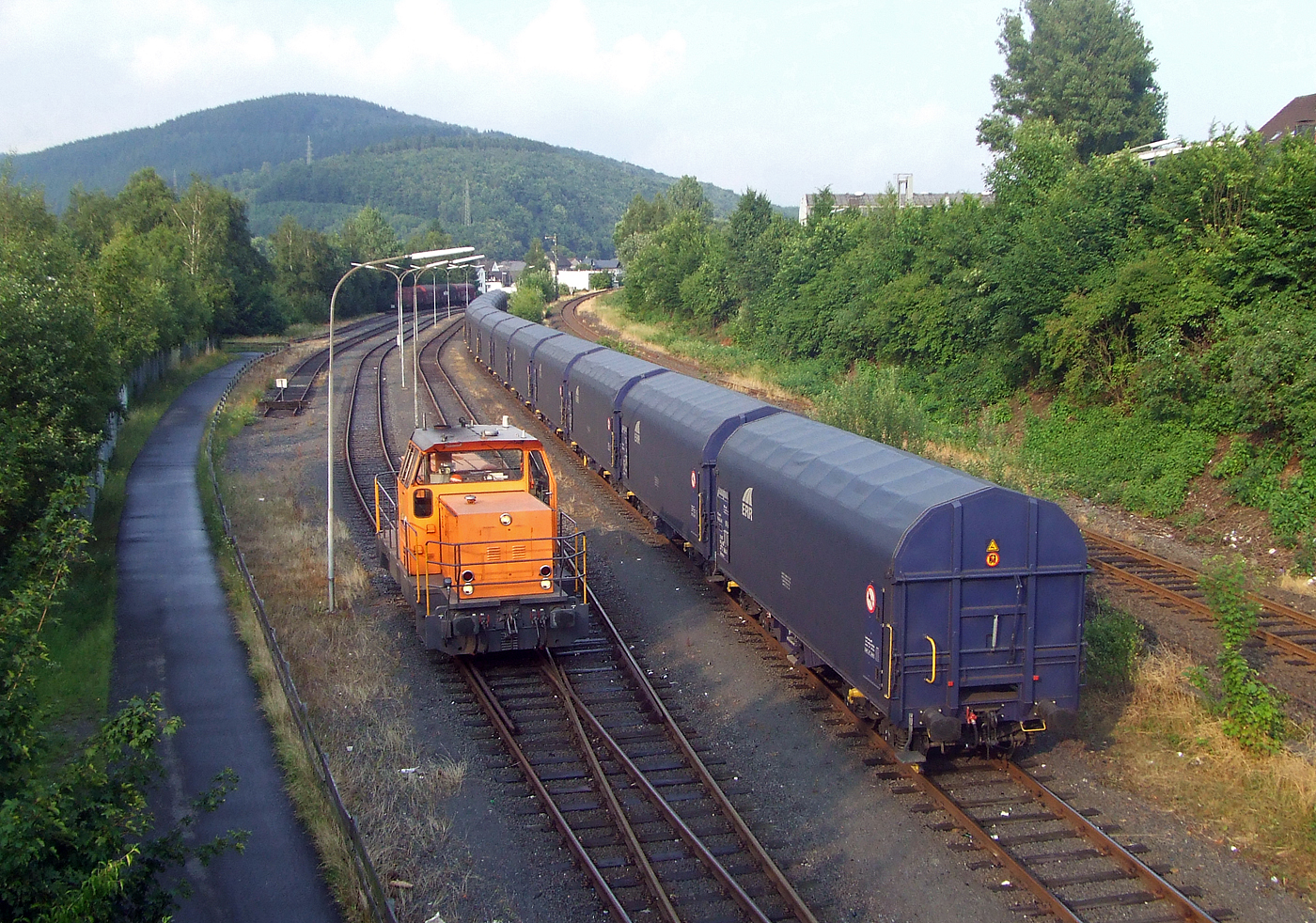Die KSW 31, eine MaK G 763 C der Kreisbahn Siegen-Wittgenstein GmbH, rangiert am 25 Juni 2008 in Herdorf auf dem KSW-Rangierbahnhof in Herdorf (Betriebsstätte FGE -Freien Grunder Eisenbahn)

Die KSW 31 wurde 1989 von MaK in Kiel unter der Fabriknummer 700093 gebaut und als SK 31 an die Siegener Kreisbahn GmbH geliefert, welche ab Ende 2004 nun als Kreisbahn Siegen-Wittgenstein (KSW) firmiert. Die Lok wurde im Juni 2008 an die Vossloh Locomotives GmbH Kiel-Friedrichsort) verkauft und bekam nun die NVR-Nr. 92 80 0262 217-9 D-VL, bis Mitte Januar 2009 war sie dann noch an die KSW vermietet. 2009 war sie dann bei der ThyssenKrupp Steel AG im Werk Kreuztal-Ferndorf. Im Februar 2011 wurde sie dann an die VGH - Verkehrsbetriebe Grafschaft Hoya GmbH, Lok 22 (98 80 0262 217-9 D-VGH) verkauft.
