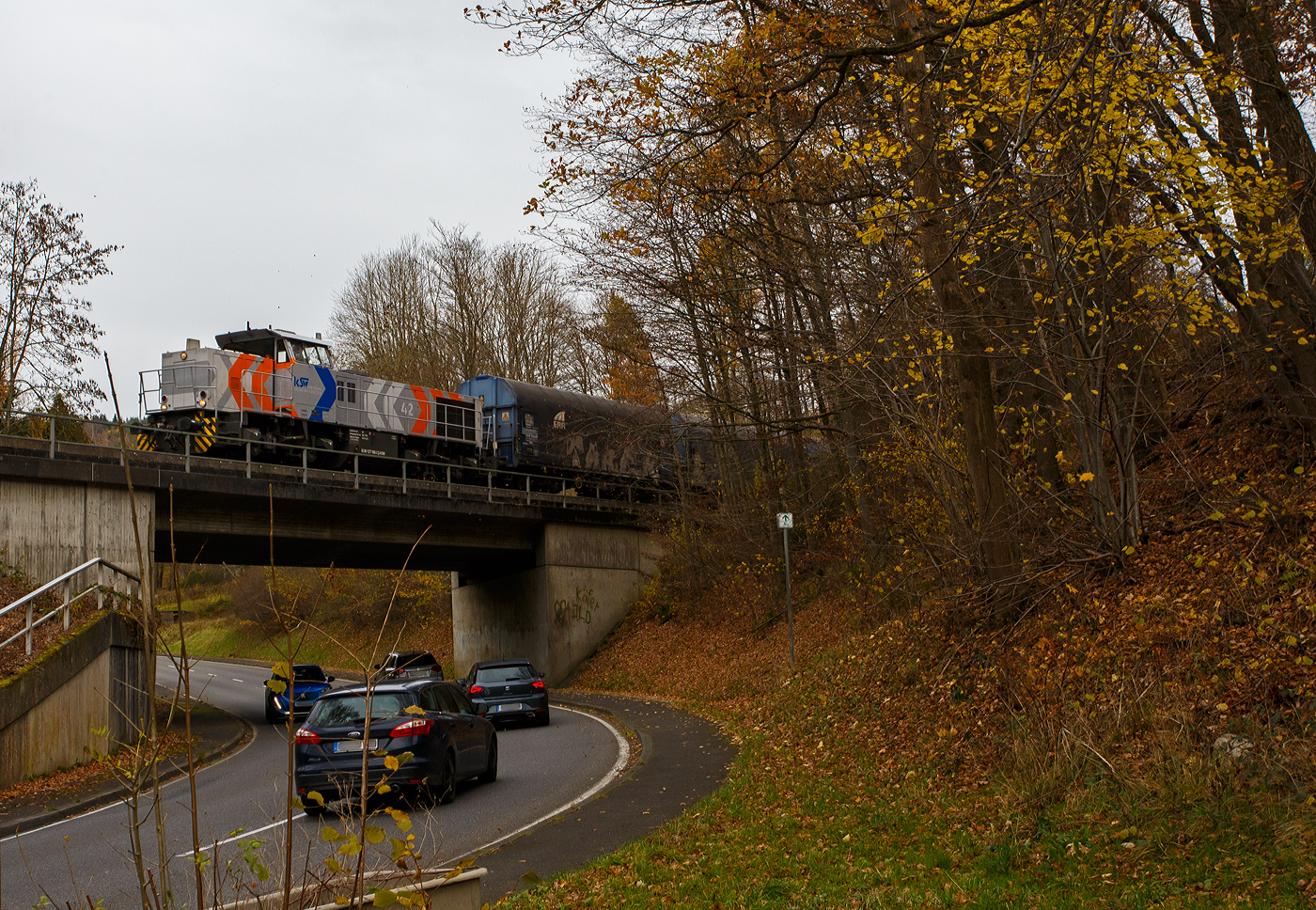 Die KSW 42 bzw. 277 902-3 (92 80 1277 902-3 D-KSW) der KSW (Kreisbahn Siegen-Wittgenstein) f�hrt am 14 November 2025, mit ihrem t�glichen �bergabeg�terzug (leere Coilwagen) von Herdorf in Richtung Betzdorf. Nach dem Umsetzen (Richtungswechsel) in Betzdorf geht es dann �ber Siegen nach Kreuztal. 