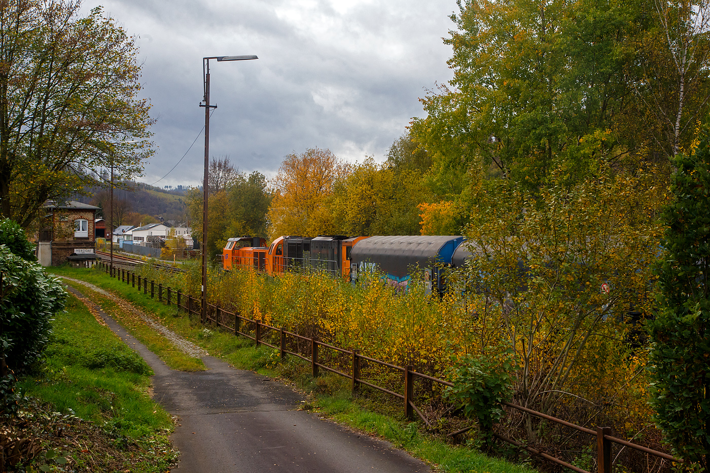 Die KSW 44 (92 80 1271 004-4 D-KSW) eine MaK G 1000 BB, f�hrt am 07.11.2022 mit der kalten KSW 43 (92 80 1273 018-2 D-KSW) die asymmetrische Vossloh G 2000 BB und einem �bergabezug (leere VTG Coilwagen der Gattung Shimmns-ttu) am Hacken von Herdorf nach Betzdorf (Sieg). Warum die KSW 44 die KSW 43 war mir nicht klar.