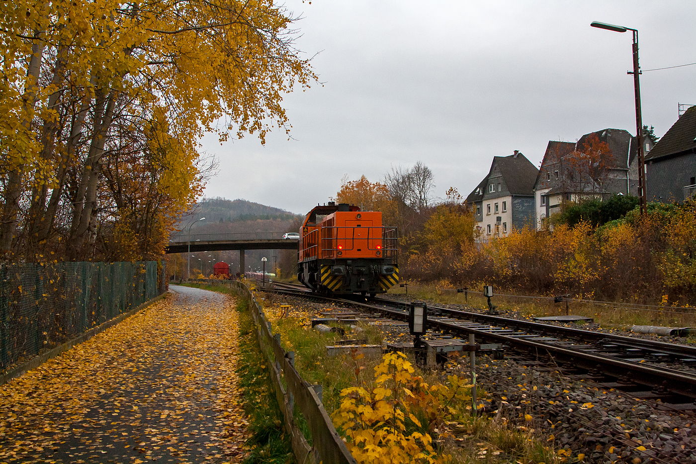 Die KSW 44 (92 80 1271 004-4 D-KSW) eine MaK G 1000 BB der KSW (Kreisbahn Siegen-Wittgenstein), eine MaK G 1000 BB, nun hat sie, am 30.11.2022, Hp 2 und kann von Gleis 2 vom Bf Herdorf über die Hellertalbahn in Richtung Burbach fahren. 