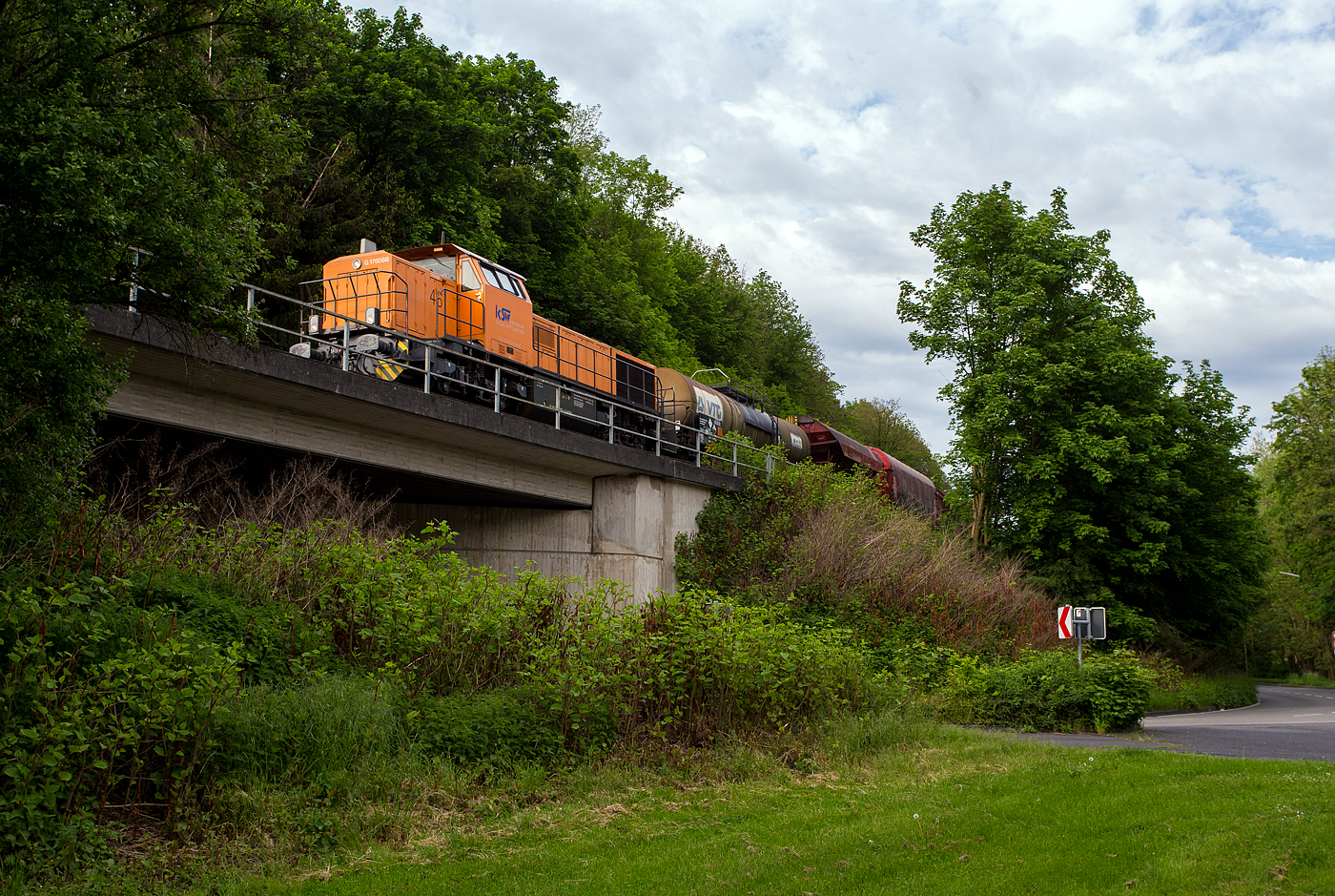 Die KSW 46 bzw. 277 807-4 (92 80 1277 807-4 D-KSW), die Vossloh G 1700-2 BB, der KSW (Kreisbahn Siegen-Wittgenstein), mit einem Übergabezug (leere Wagen) von Herdorf via Betzdorf nach Kreuztal. Hier fährt sie am späten Nachmittag des15 Mai 2024 durch Herdorf- Sassenroth in Richtung Betzdorf.