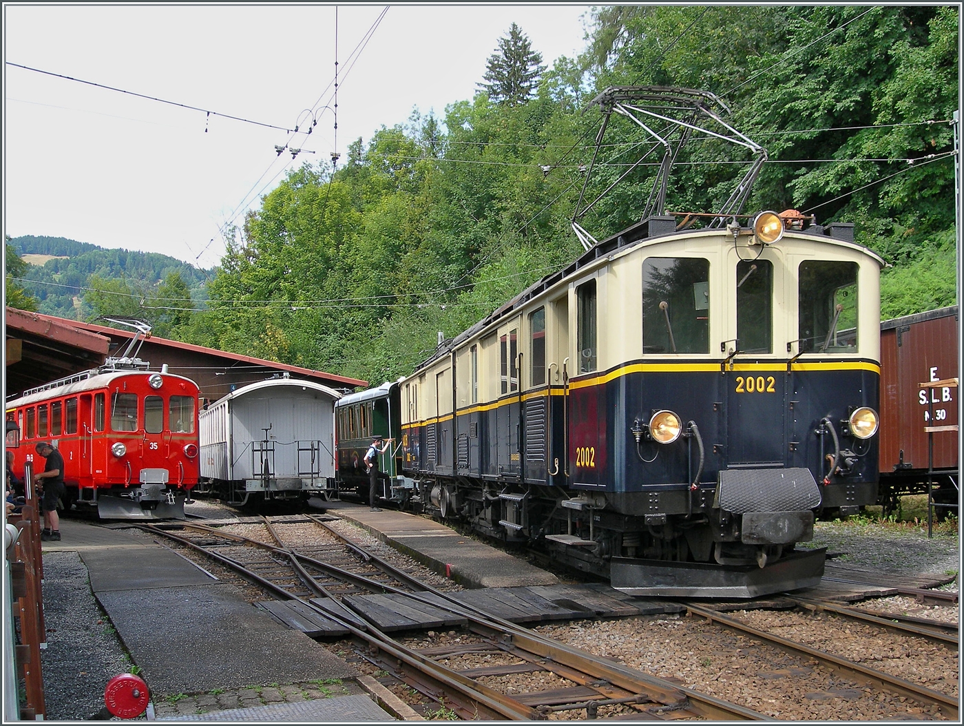 Die mächtige MOB DZe 6/6 2002 der Blonay-Chamby Bahn wird an diesem Wochenende im Rangierdienst in Chaulin eingesetzt und rangiert den aus Blonay angekommen Zug auf ein Abstellgleis. 

19. Juli 2025