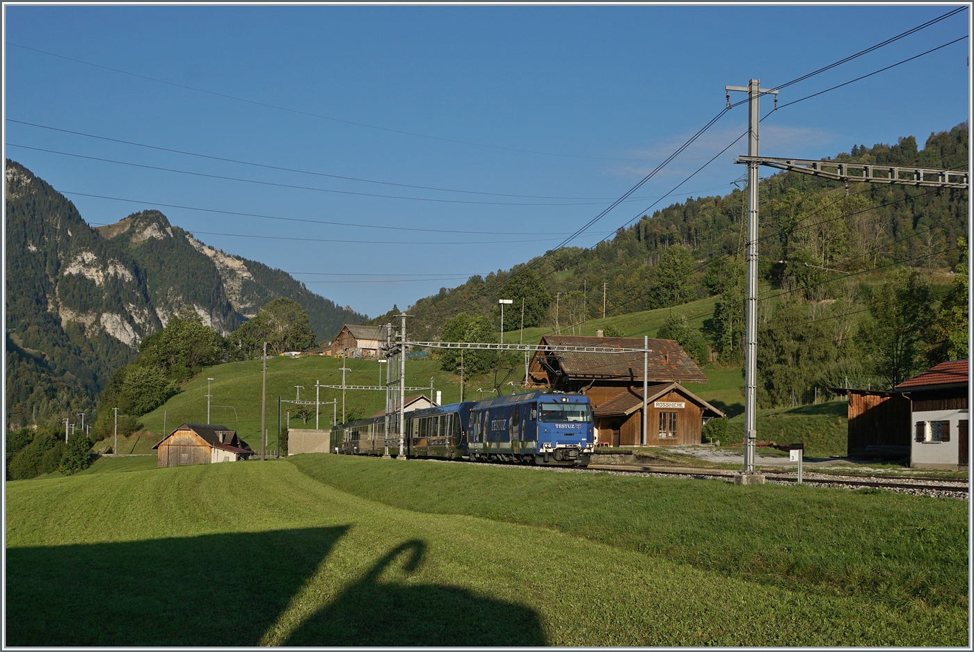 Die MOB Ge 4/4 8001 fährt im frühen Morgenlicht mit dem ersten GoldenPass Express des Tages durch Rossinière in Richtung Zweisimmen. Der GPX 4064 ist von Montreux nach Interlaken Ost unterwegs.

29. Sept. 2023