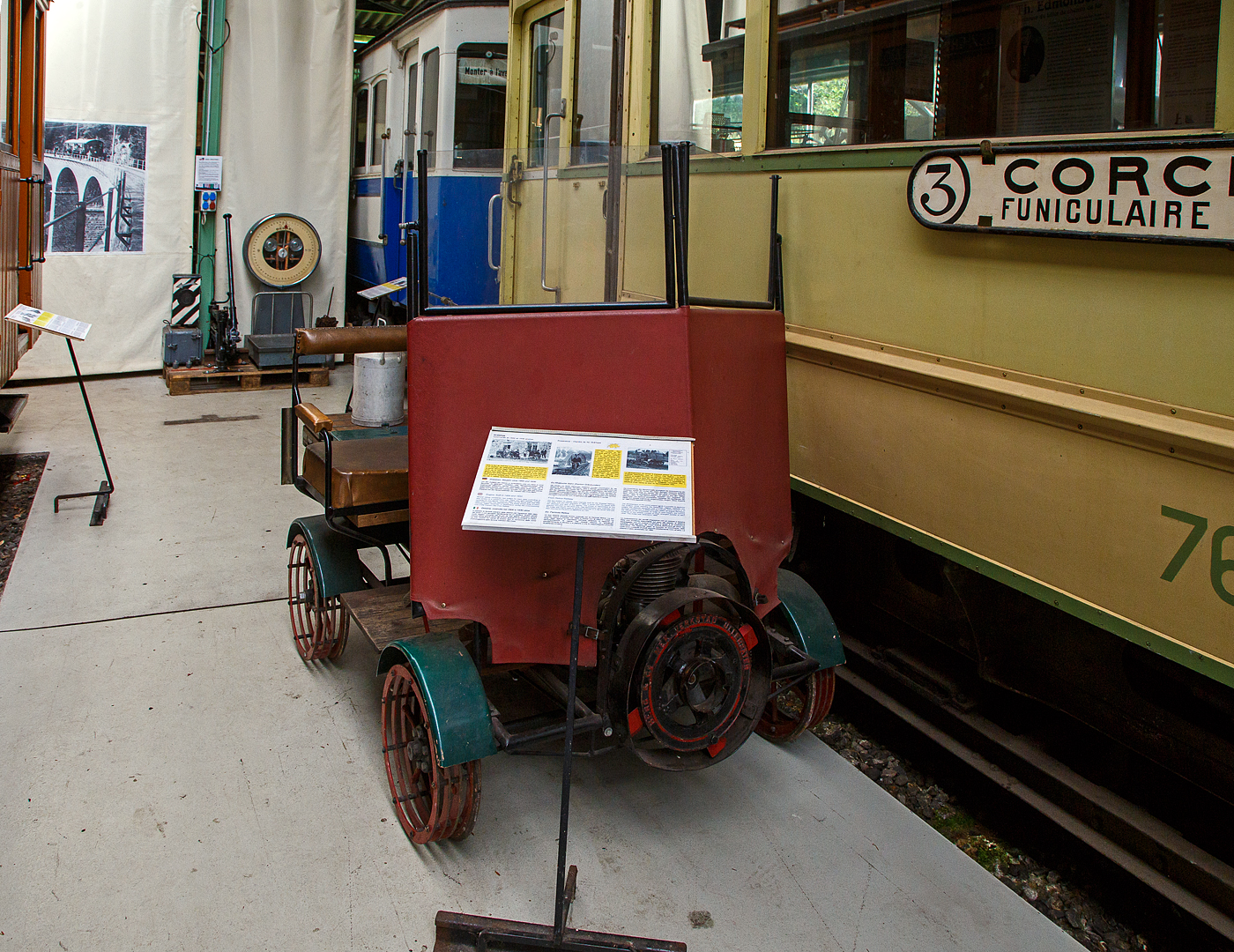 Die Motor-Draisine ex RhB Dm 1/2 der Museumsbahn Blonay–Chamby am 27.05.2022 im Museum Chaulin.

Um den guten Zustand der Bahngleise zu überprüfen oder eine Baustelle anzufahren, verfügten die Eisenbahngesellschaften häufig über kleine leichte Fahrzeuge, sogenannte „Draisinen“. Im Allgemeinen konnten  zwei Mitarbeiter mitfahren. Die ersten Draisinen um die um 1900 wurden noch mit „menschlicher“ Muskelkraft bewegt (Handhebel oder Pedale). Die Entwicklung kleinerer Verbrennungsmotore ermöglichte die Konstruktion motorisierter Draisinen, die jedoch sehr leicht bleiben mussten, Diese RhB Dm 1/2 stammt aus den 1930er Jahren. Der 2-Takt-Benzinmotor ist schwedischer Bauart und wurde von der Firma Berg & Co. Mek. Verkstad AB in Lindesberg (Schweden) gebaut. Man beachte die Konstruktion der Räder in mehreren „Reifen“, die eine Fahrt auf einer leicht verschneiten Strecke ohne Entgleisen ermöglichen. 

Die Motor-Draisine war bis 1968 bei der Rhätische Bahn in Gaubünden, im März 1968 ging sie an die BC, dort wurde sie 1995 einer Restaurierung unterzogen.

Quelle: BC
