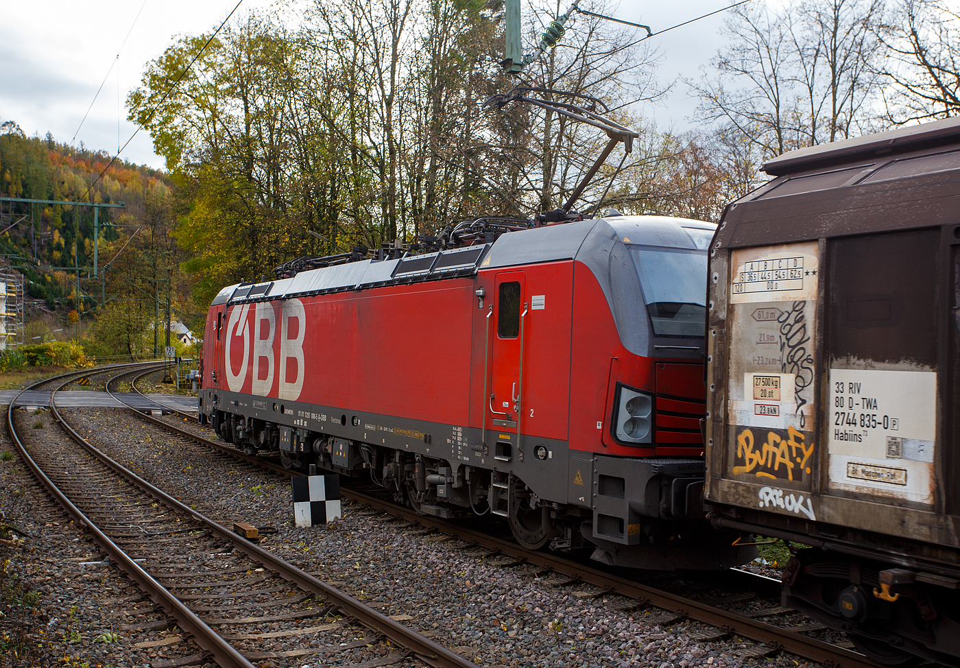 Die ÖBB 1293 086 (91 81 1293 086-5 A-ÖBB), eine Siemens Vectron MS (X4E) in der Variante A35-1a (Länderpaket) der ÖBB-Produktion GmbH, fährt am 29 Oktober 2025 mit einem langen gedeckten Güterzug (Schiebewandwagen der Gattung Habbiins 14) durch den Bahnhof Kirchen (Sieg) in Richtung Köln.

Die SIEMENS Vectron MS / X4E wurde 2023 von Siemens in München-Allach unter der Fabriknummer 23331 und an die ÖBB - Österreichische Bundesbahnen (ÖBB-Produktion GmbH) geliefert. Sie ist in der Variante A35-1a ausgeführt und hat so die Zulassungen für A, D, I, SLO, CZ, SK, H, PL und HR. Von der Variante A35 hat die ÖBB insgesamt 123 Loks (1293 001-123).
