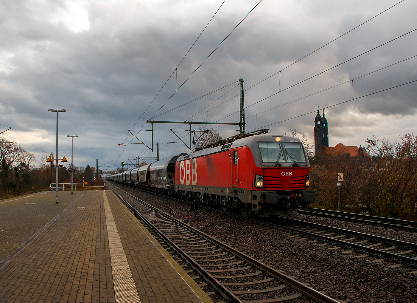 Die �BB 1293 191 (91 81 1293 191-3 A-�BB), eine Siemens Vectron MS (X4E) der Variante A60 (L�nderpaket) kommt am 07.12.2022 mit einem Getreidezug (Trichtermittenentladewagen der Gattung Tagnpps) aus s�dlicher Richtung, auf der Elbtalbahn (KBS 247), durch Dresden-Strehlen und f�hrt Richtung Dresden. Rechts die evangelische Christuskirche.

Die SIEMENS Vectron MS / X4E wurde 2020 von Siemens in M�nchen-Allach unter der Fabriknummer 22840 und an die �BB - �sterreichische Bundesbahnen (�BB-Produktion GmbH) geliefert. Sie ist in der Variante A60 auf gef�hrt und hat so die Zulassungen f�r A / D / CZ / PL / SK / H / RO / BG / HR / SRB / NL / B, wobei noch einige L�nder noch durchgestrichen sind. Von der Variante A60 hat die �BB 2019 insgesamt 28 Loks (1293 173 bis 1293 200) abgerufen.