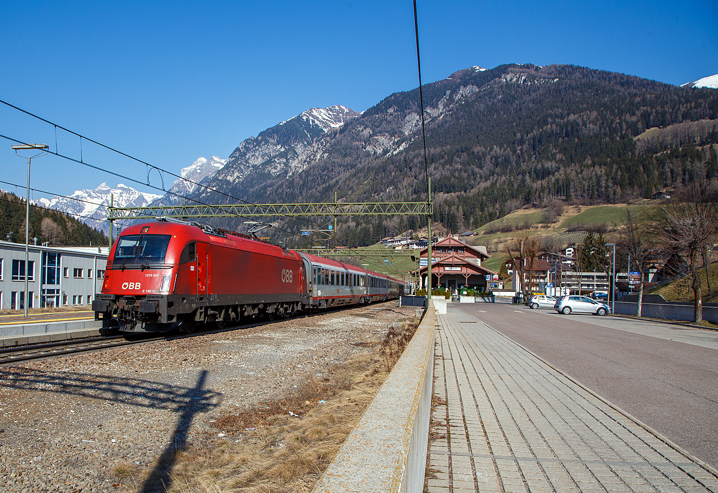 Die ÖBB Taurus III 1216 021/ E 190 021 (91 81 1216 021-6 A-ÖBB) rauscht am 27.03.2022, mit dem Eurocity EC 1281 nach Venedig Santa Lucia (München Hbf - Innsbruck Hbf - Verona Porta Nuova - Venezia Santa Lucia), vom Brenner kommend durch den Bahnhof Gossensaß/Colle Isarco in Richtung Bozen.

Die Siemens ES 64 U4-A (Variante A für Österreich, Deutschland, Italien und Slowenien) wurde 2007 von Siemens Mobilitiy in München-Allach unter der Fabriknummer 21524 gebaut und an die ÖBB (Österreichische Bundesbahnen) geliefert. In Italien werden die ES 64 U4 als E.190 geführt.
