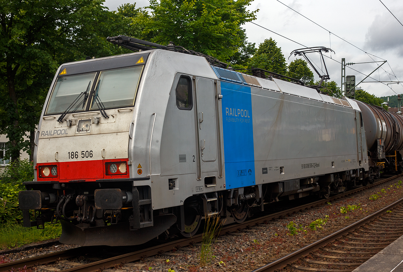Die RAILPOOL 186 506-2 (91 80 6186 506-2 D-Rpool) fährt am 04 Juni 2025 mit einem Kesselwagenzug durch den Bahnhof Kirchen (Sieg) in Richtung Köln.

Die Bombardier TRAXX F140 MS(2E) wurde 2018 von Bombardier in Kassel unter der Fabriknummer 35555 gebaut und an die Railpool ausgeliefert. Die Multisystemlokomotive hat die Zulassungen bzw. besitzt die Länderpakete für Deutschland, Österreich, Schweiz, Italien, Belgien und die Niederland (D/A/CH/I/B/NL).