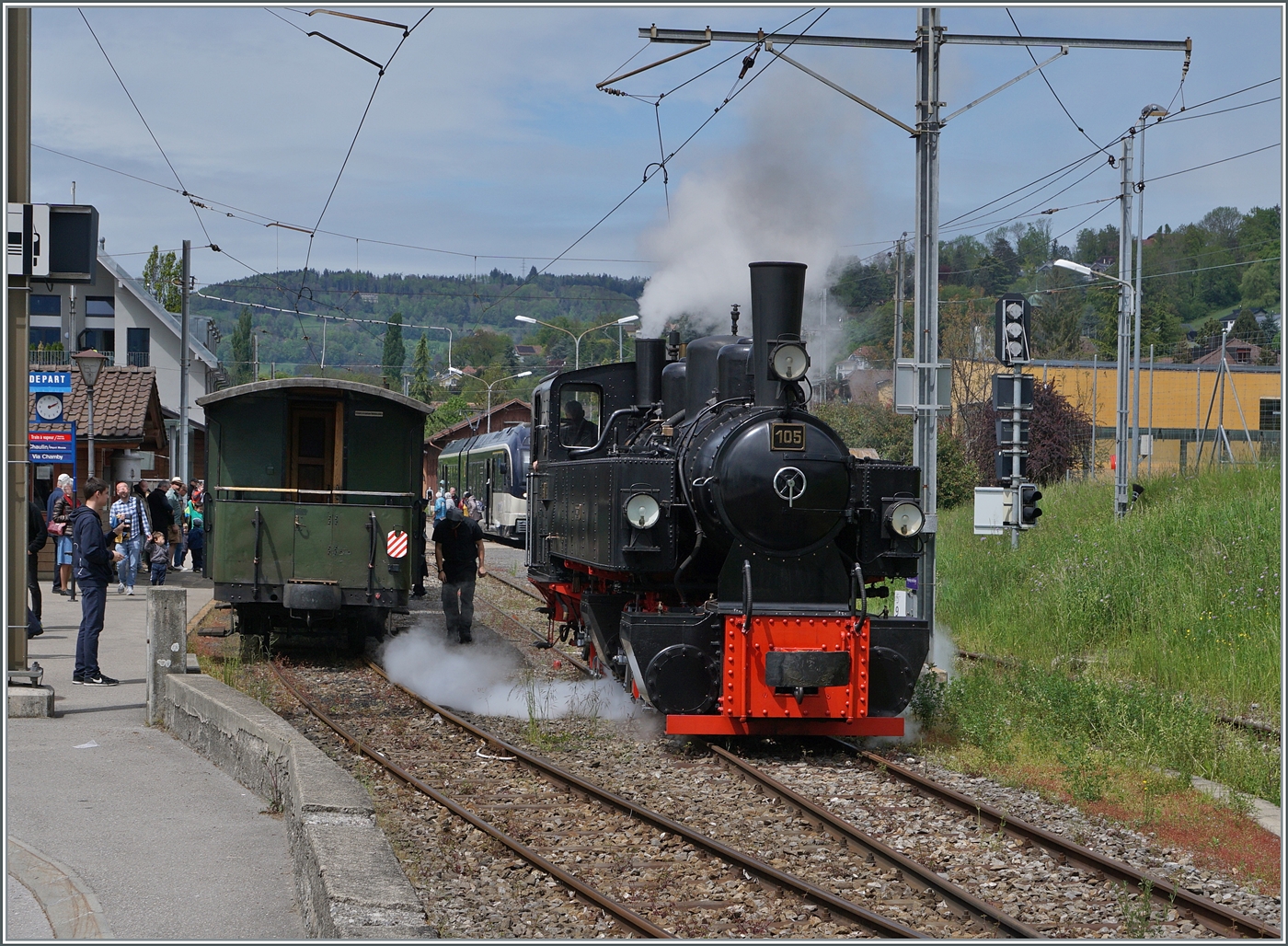 Die Saison ist eröffnet! Farblich aufgefrischt dampft die SEF G 2x 2/2 105 der Blonay-Chamby Bahn in Blonay um den ersten Dampfzug der Saison 2024 nach Chaulin zu bespannen. 

4. Mai 2024