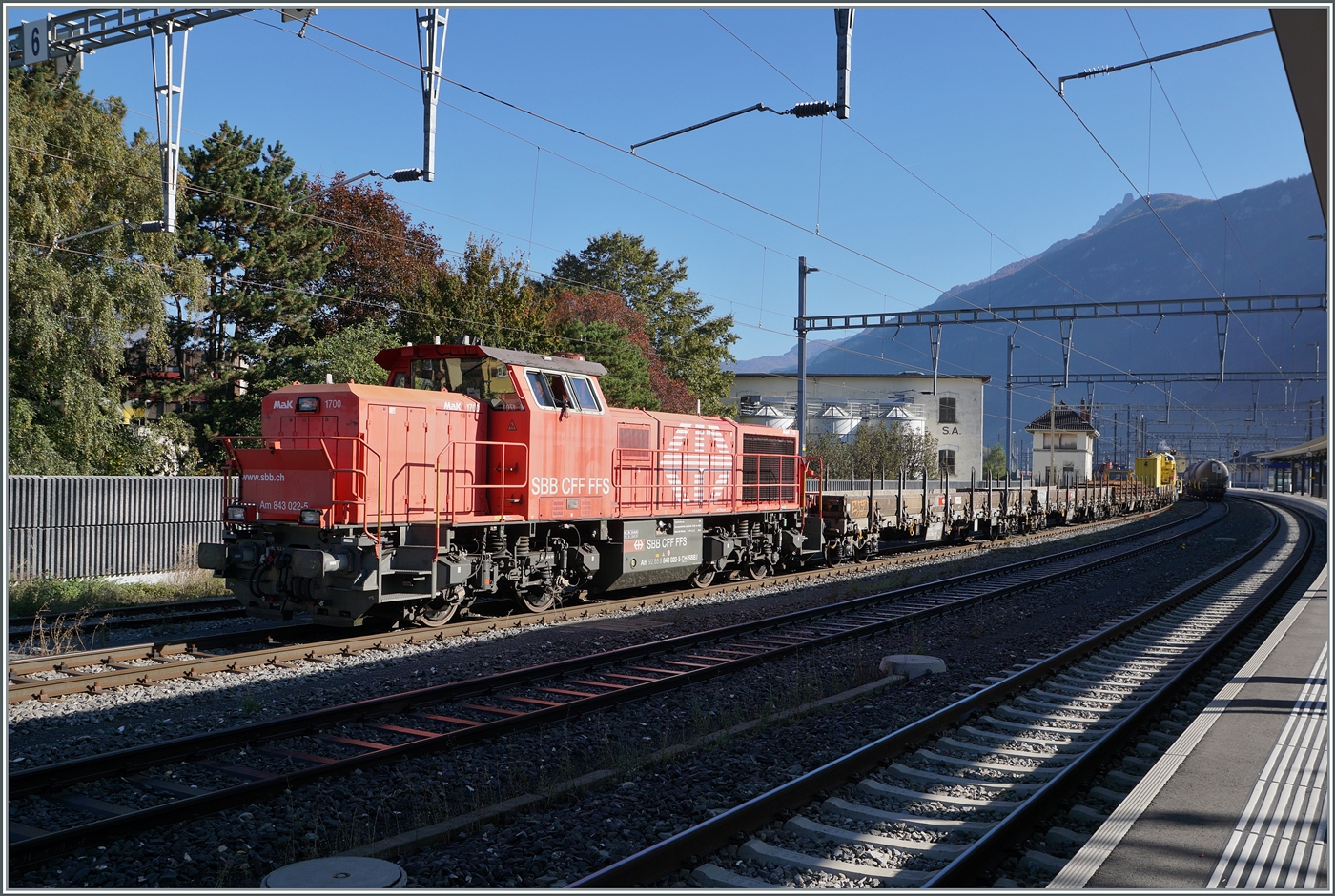 Die SBB Am 843 022-5 ist in Martigny mit dem Rangieren von Gleisebau-Güterwagen beschäftigt. 

30. Okt. 2024