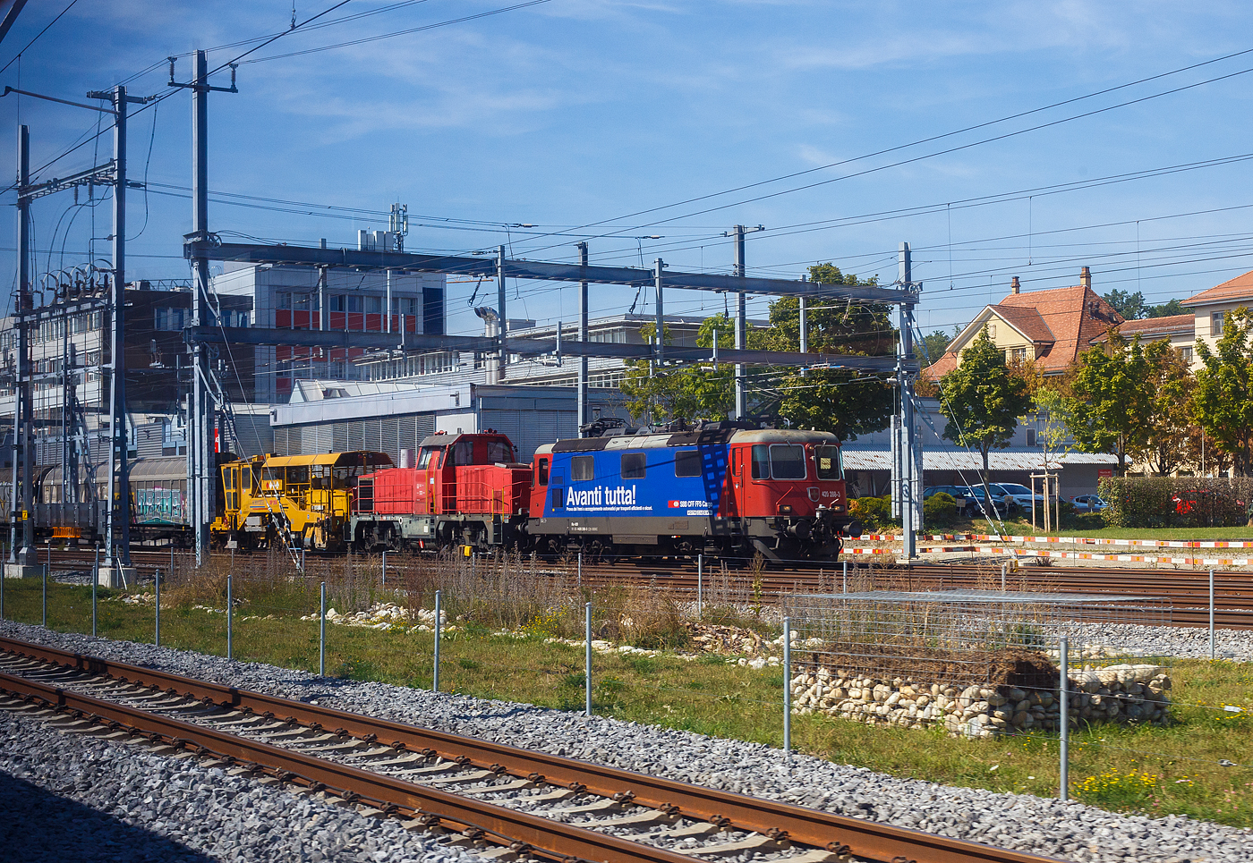Die SBB Cargo Re 4/4 II – 11228  / Re 420 288-3  „Avanti Tutta! / Vorwärts.“ (91 85 4420 288-3 CH-SBBC) steht am 11 September 2023, bei Bern. An (hinter) der Re 4/4 hängen: Die Am 841 018-5 (Am 92 85 8 841 018-5 CH-SBBI) der SBB Infrastruktur; die kontinuierlich arbeitende Schotterplanier- und Verdichtungsmaschine SCHEUCHZER DP 956 (VTms 40 85 95 81 096-6) eine P&T KVP 2000; sowie einigen gedeckten Güterwagen. Bild aus einem Zug durch die Scheibe.

Die Re 4/4 II wurde 1972 von der SLM (Schweizerische Lokomotiv- und Maschinenfabrik) in Winterthur unter der Fabriknummer 4934 gebaut, die elektrische Ausrüstung ist von der BBC (Fabriknummer 784), MFO (Maschinenfabrik Oerlikon) und SAAS (Société Anonyme des Ateliers de Sécheron). Die Lok ist heute mit  ETCS Level 2 ausgerüstet. 

Seit 2017 hat die Lok Voith CargoFlex Hybrid Frachtkupplungen (auch als Digitale Automatische Kupplung DAK bekannt).
