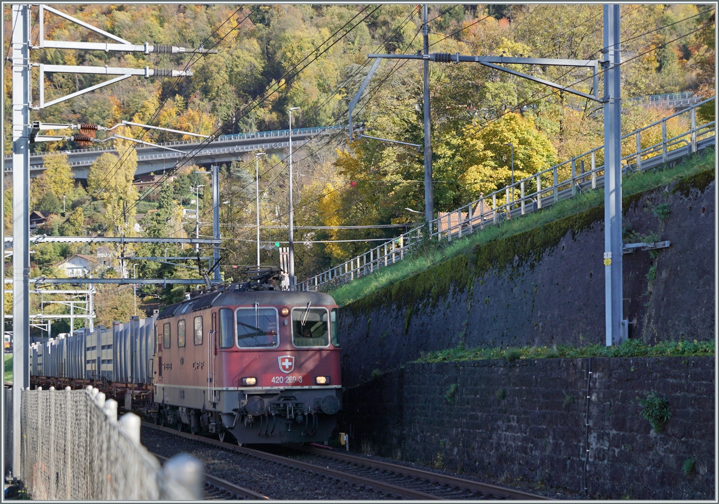 Die SBB Re 4/4 II 11269 (Re 420 269-3) erreicht mit ihrem Güterzug Villeneuve. 

16. Nov. 2022