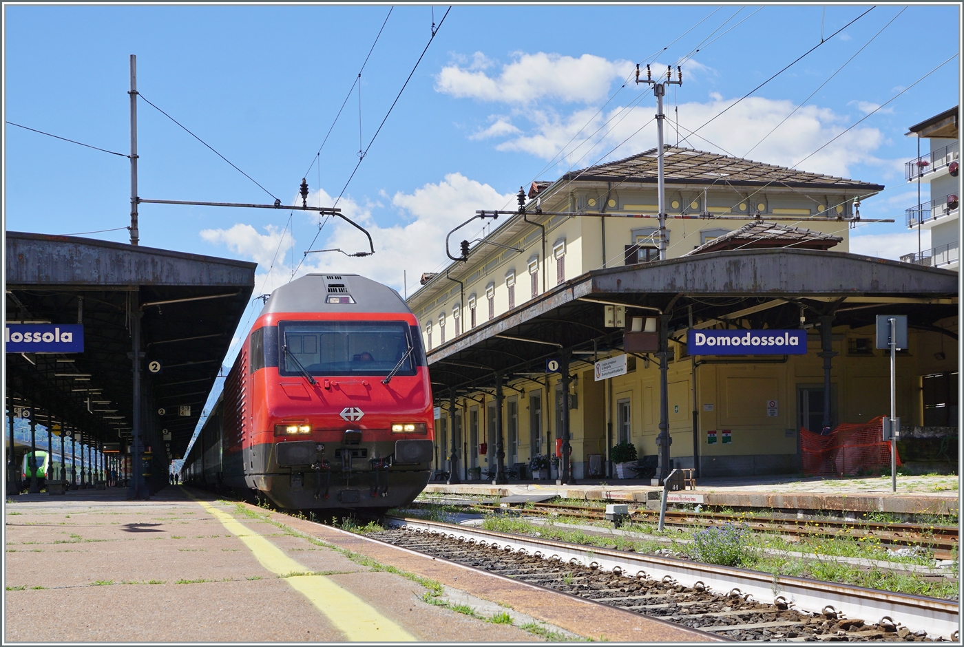 Die SBB Re 460 084 (91 85 4 460 084-7 CH-SBB) wartet mit ihrem IR nach Basel in Domodossola auf die baldige Abfahrt. 

25. Juni 2022