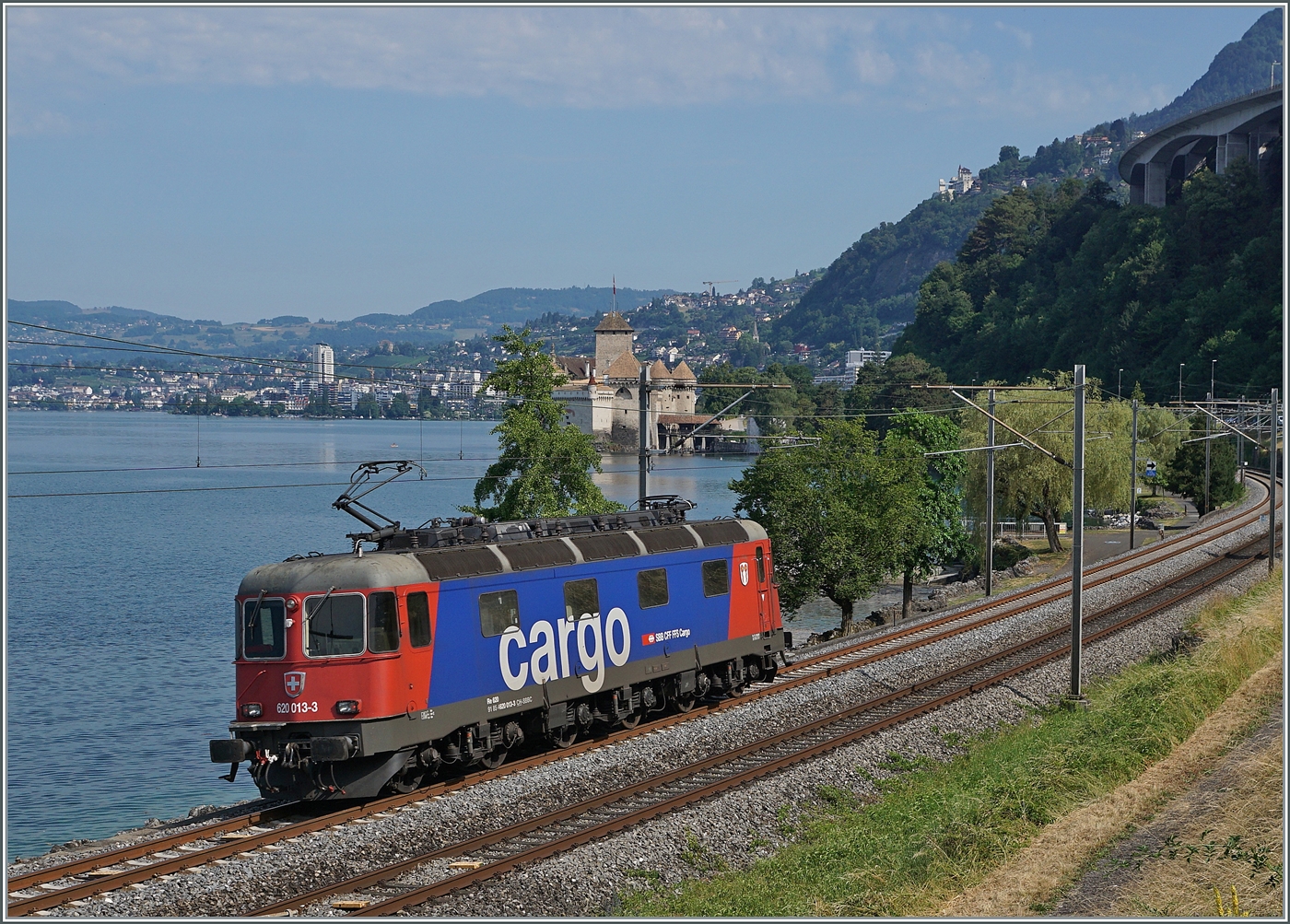 Die SBB Re 6/6 11613 (Re 620 013-3)  Rapperswil  kurz nach Villeneuve beim Château de Chillon als Lokzug auf der Fahrt in Richtung Lausanne.

30. Juni 2025