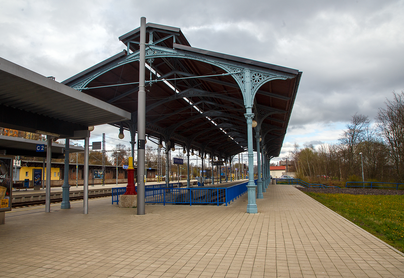 Die sehr schöne denkmalgeschützte Bahnsteigüberdachung vom Kopfgleis 1 vom Bahnhof Karlovy Vary (Horním nádražím) / Karlsbad (Oberer Bahnhof), hier am 17.04.2023. Sie ist das letzte Überbleibsel aus alten Zeiten,

Im Jahr 1945 wurden beide großen Karlsbader Bahnhöfe Ziel alliierter Bombenangriffe. So wurde das ursprüngliche Empfangsgebäude durch die Bombenangriffe alliierter Truppen im Zweiten Weltkrieg durch zerstört. Bereits 1945 wurde mit der Errichtung eines Ersatzgebäudes mit Hilfe von Freiwilligen begonnen. Das Provisorium blieb nach leichten baulichen Veränderungen bis zum Beginn der Modernisierung im Jahr 2015 bestehen.