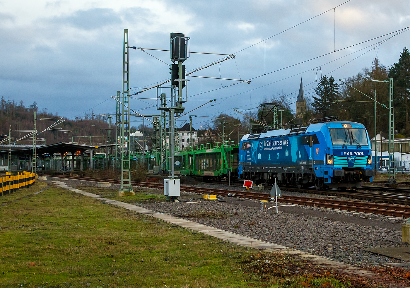 Die Siemens Vectron AC - 193 813-3 „Frankfurt am Main“ (91 80 6193 813-3 D-Rpool) der Railpool GmbH (M�nchen), seit 2022 mit Ganzreklame der DB Netze „Ihr Ziel ist unser Weg“ f�hrt am 11.01.2022, mit einem langen leeren Autotransportzug der H�DLMAYR AG, durch Betzdorf (Sieg) in Richtung K�ln.

Die Siemens Vectron AC wurde 2014 von Siemens Mobility GmbH in M�nchen-Allach unter der Fabriknummer 21903 gebaut und an die Railpool GmbH in M�nchen geliefert. Diese Vectron Lokomotive ist als AC – Lokomotive (Wechselstrom-Variante) mit 6.400 kW konzipiert und zugelassen f�r Deutschland, �sterreich, Ungarn und Rum�nien, sie hat eine H�chstgeschwindigkeit von 200 km/h.
