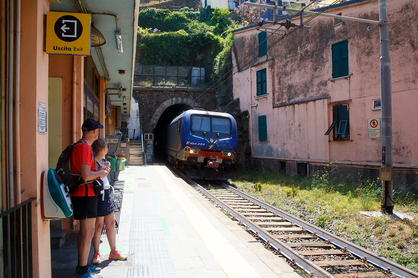 Die Trenitalia E 464.259 (91 83 2464 259-x I-TI), eine Bombardier TRAXX P160 DCP, erreicht am 22.07.2022, als Cinque Terre Express nach Levanto, den Cinque Terre Bahnhof Vernazza.

Die Lok wurde 2009 Bombardier im Werk Vado Ligure (I) unter der Fabriknummer 7833 gebaut.
