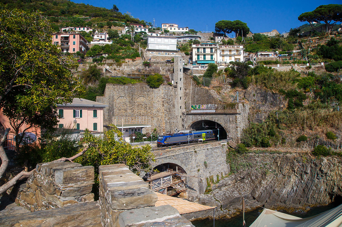 Die Trenitalia E.464.541 erreicht mit dem Cinque Terre Express (Regionale Levanto - La Spezia Centrale) erreicht am 21 Juli 2022 den Cinque Terre Bahnhof Riomaggiore. . 