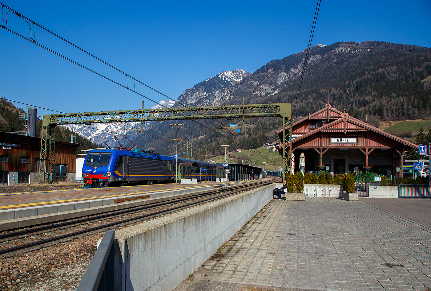 Die Trenitalia E.464.562, eine TRAXX P160 DCP, schient am 27.03.2022 der Regional-Express RE 3462 (Verona Porta Nuova – Trento – Bozen – Brenner/ Brennero) vom Bahnhof Gossensaß/Colle Isarco, Steuerwagen voraus weiter hinauf zum Zielbahnhof Brenner/ Brennero, welches ihr nächster Halt ist.