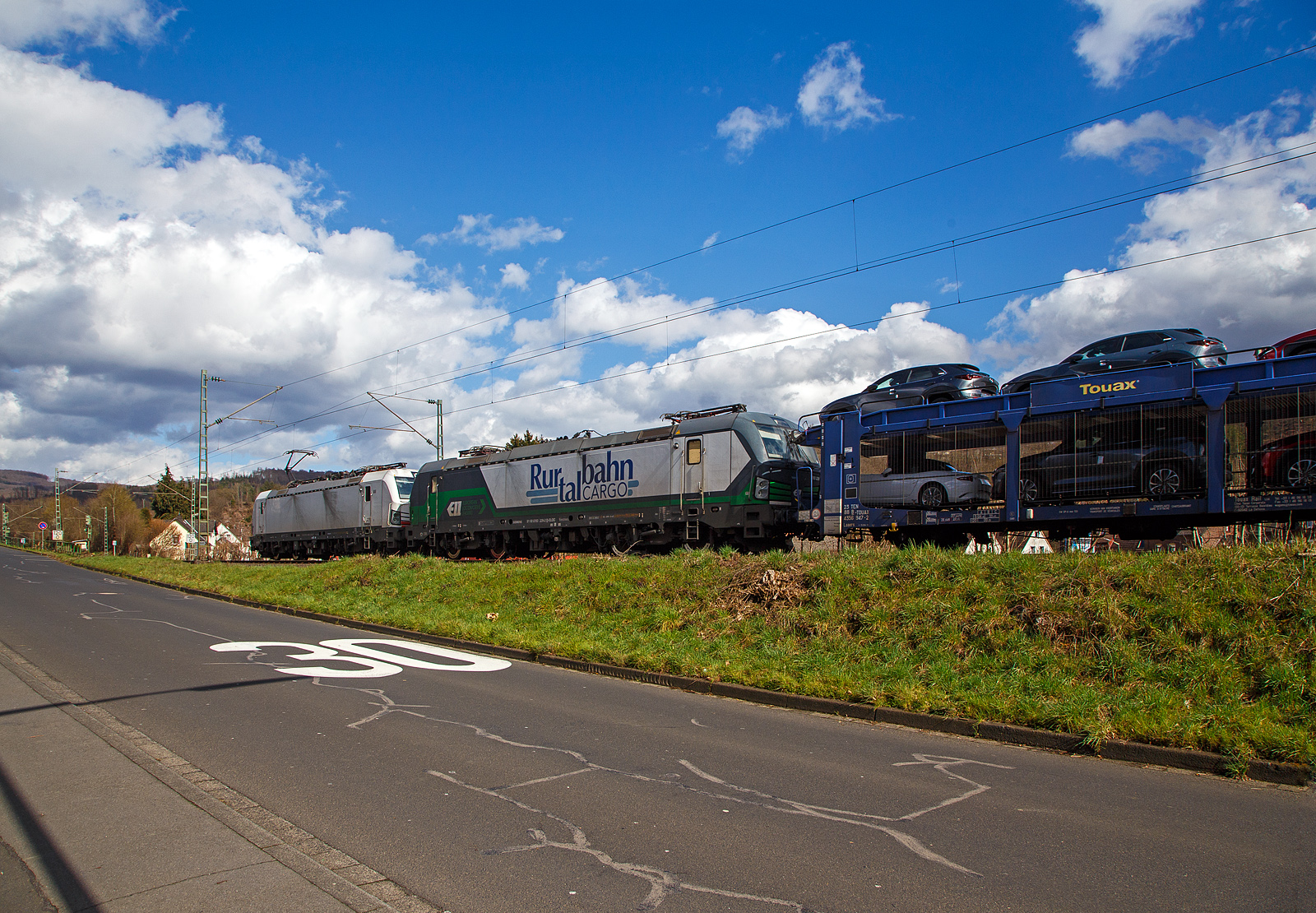 Die weiße SIEMENS Vectron MS 193 598-0 (91 80 6193 598-0 D-ELOC) fährt am 24.03.2023, mit der kalten SIEMENS Vectron AC 193 229-2 (91 80 6193 229-2 D-ELOC) und einem beladenen Autotransportzug, durch Kirchen (Sieg) in Richtung Siegen.

Beide SIEMENS Vectron sind Loks der ELL - European Locomotive Leasing (Wien) und an die RTB CARGO GmbH vermietet. Die Vectron MS 193 598-0 wurde 2020 unter der Fabriknummer 22868 und die Vectron AC 193 229-2 wurde 2015 unter der Fabriknummer 21963 jeweils von Siemens Mobilitiy in München-Allach gebaut.