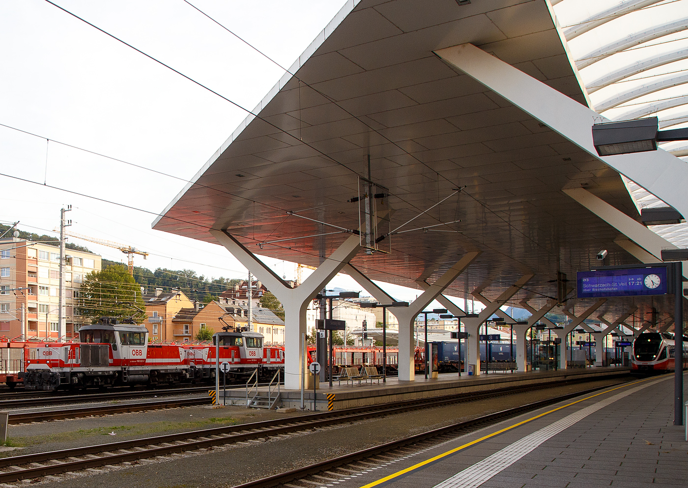 Dieter und Robert mit einem Containerzug....
Die beiden gekuppelten �BB 1163, die �BB 1163 002-9 „Dieter“ (A-�BB 91 81 1163 002-9) und die �BB 1163 008-6 „Robert“ (A-�BB 91 81 1163 008-6) fahren am 12.09.2022 vom Container Terminal Salzburg kommend, mit einem Containerzug durch dem Hauptbahnhof Salzburg.