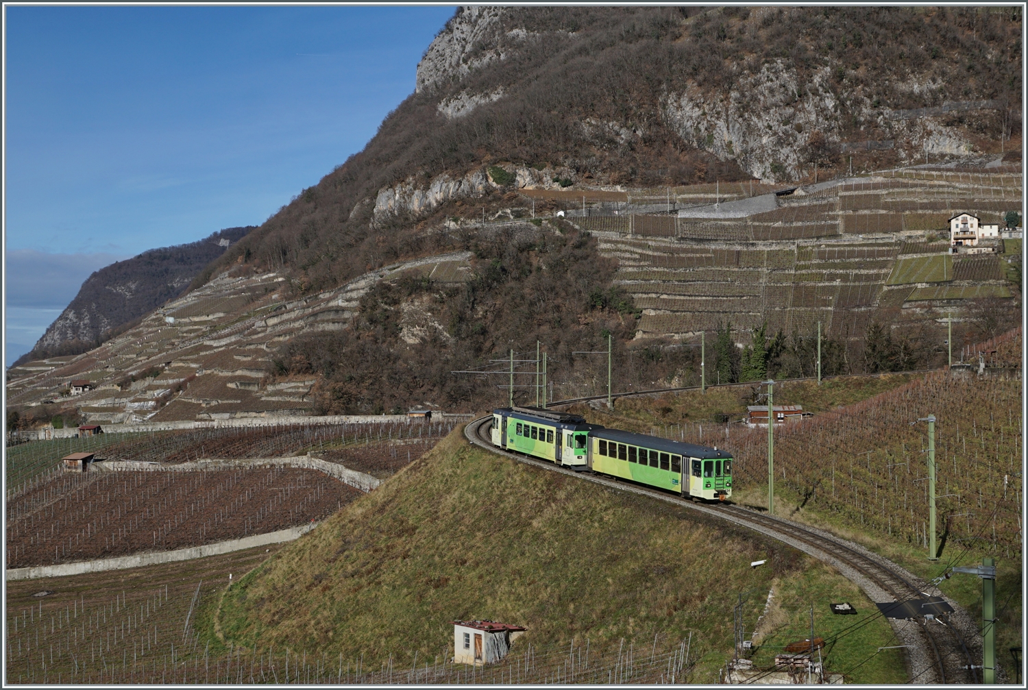 Drei Bilder vom Regionalzug R 71 435 von Les Diablerets nach Aigle mit dem schiebenden TPC ASD BDe 4/4 402 und dem Bt 434, der auf dem in weiten Schleifen oberhalb von Aigle durch die Weinberge fährt.

4. Jan. 2024