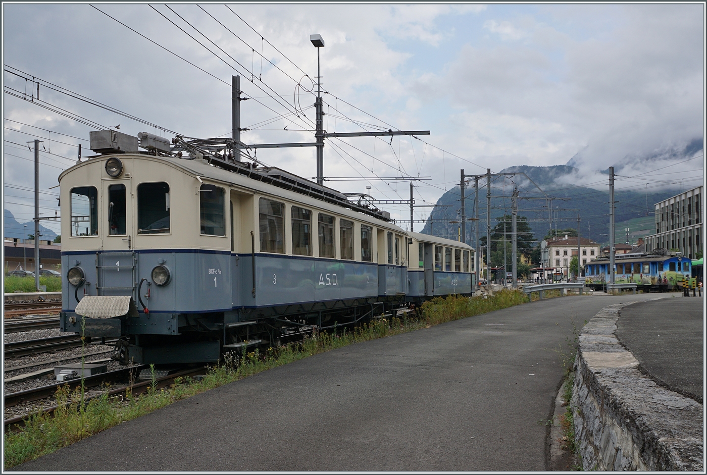 Drei Generationen ASD Triebzüge: In Aigle steht 1913 gebaute und 1940 umgebaute BCFe 4/4 N° 1 abgestellt, Diese Triebwagen waren seit der Eröffnung der Bahn 1914 bis in der ersten Hälfte der 80er im Einsatz. 

3. August 2024