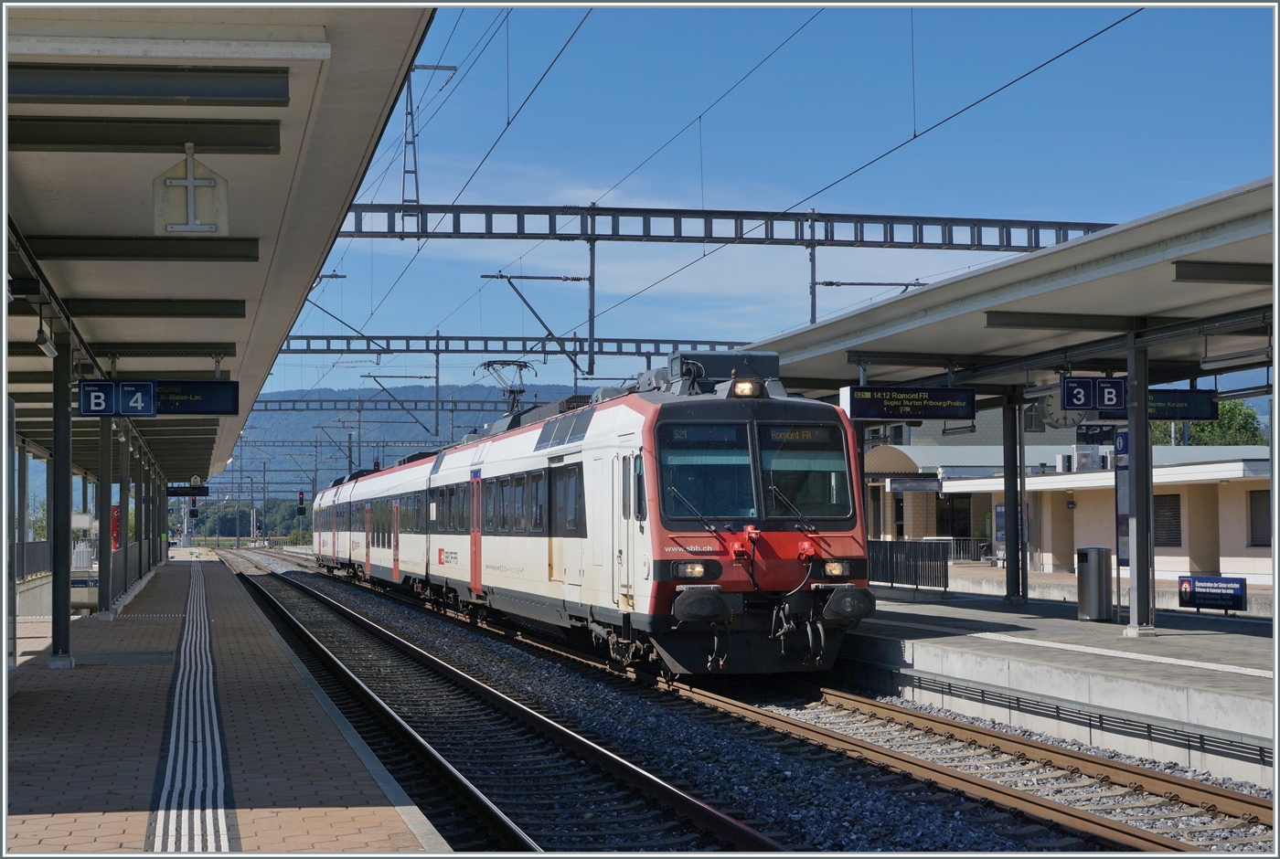 Ebenfalls eher ungewohnt in Ins zeigt sich ein SBB RBDe 560  Domino  mit der Reiseziel Romont FR; nun dieser SBB domino ist im Einsatz für die TPF und wird quer durchs Freiburgerland (via Murten und Fribourg) bis nach Romont fahren. 

12. Sept. 2022