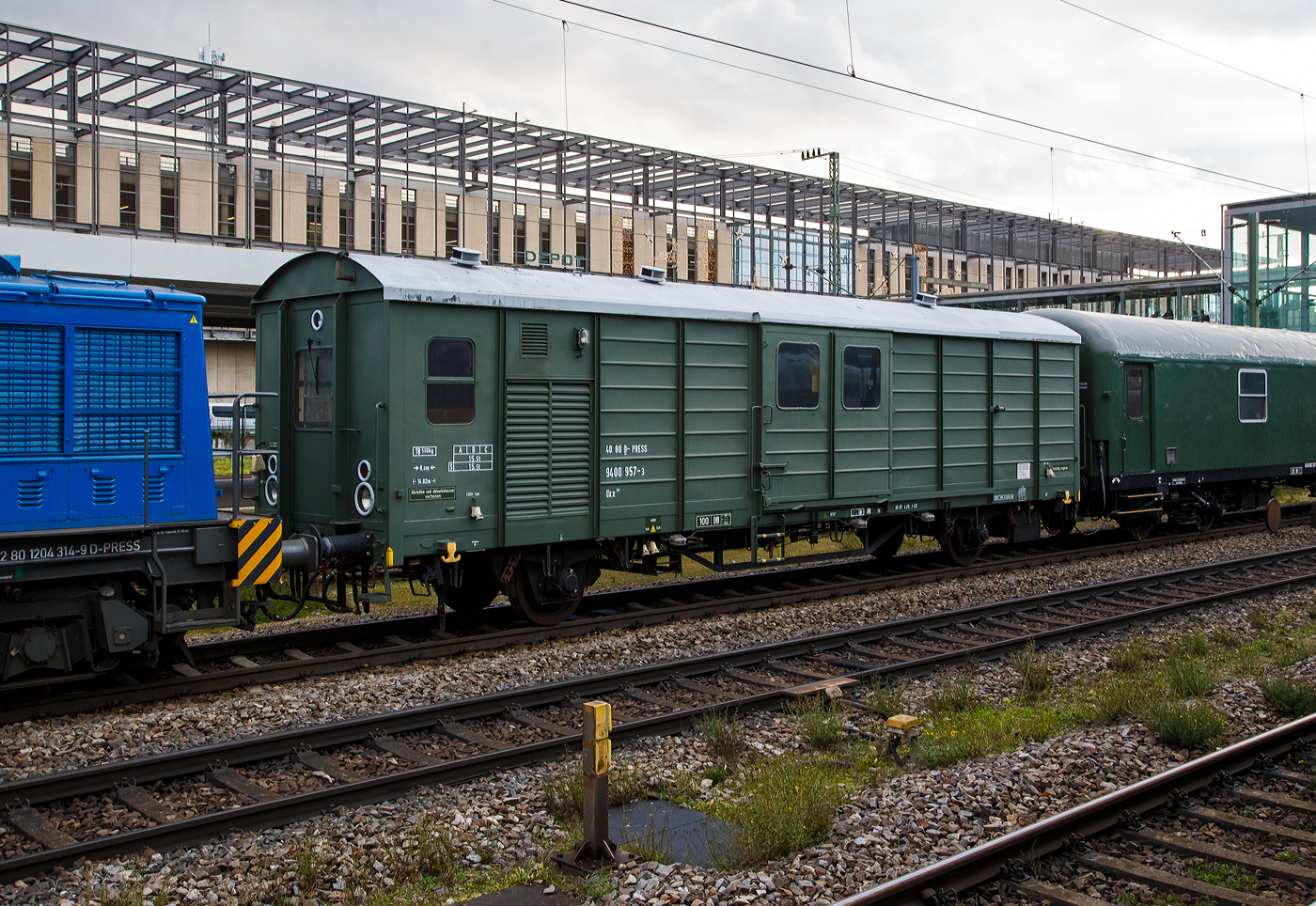 Ehemaliger Energieversorgungswagen 40 80 D-PRESS 9400 957-3, der Gattung Ux x 361, der Eisenbahn-Bau- und Betriebsgesellschaft Pressnitztalbahn mbH, am 24.11.2022 im Zugverband bei einer Zugdurchfahrt im Hbf Regensburg.  Davor die PRESS 204 016-0 alias 204 314-9 (92 80 1204 314-9 D-PRESS).

Der Wagen ist der ex Energieversorgungswagen 40 80 940 0 957-3 D-DB, der DB Netz AG Notfalltechnik (Standort Wittenberge), der Bauart 361 neu EHZ-E 361, ex DR Hilfszug - Energieversorgungswagen DR 40 50 948 0717-0. Aus einem Gbrrs 1509 Güterwagen 1979  vom RAW Leipzig unter der Fabriknummer 45 umgebaut.

Der Energieversorgungswagen hat nur an einem Ende einen UIC-Übergang mit Gummiwülsten, der durch eine Drehtür verschlossen werden kann. An dem gegenüberliegenden Wagenende wurde durch eine Trennwand mit Drehtür ein separater Raum für den Stromerzeuger abgeteilt. Der so entstandene Maschinenraum nimmt ungefähr ein Fünftel des Wagengrundrisses ein und ist mit Schallschutzmaßnahmen versehen. Das dort ursprünglich verbaute Dieselaggregat war luftgekühlt und hatte eine Leistung von 20 kVA. In den noch vorhandenen Hilfszügen kommen nunmehr neue, schallisolierte und emissionsarme Stromerzeuger zum Einsatz. In den Seitenwänden des Maschinenraumes verbaute man seitlich Türen mit Jalousien (zum einfachen Wechseln des Aggregates), Axiallüfter für den Luftaustausch und je ein Klappfenster auf jeder Wagenseite. Damit der Hilfszug auch mit dem Energieversorgungswagen voran zur Einsatzstelle geschoben werden konnte, erhielt auch der Maschinenraum einen vereinfachten Führerstand mit dem, aus dem Aufenthaltswagen bekannten Steuer- und Signaleinrichtungen.

Der restliche Raum des Wagens beherbergt eine Werkstatteinrichtung mit Werkbank und Schweißgeräten, Regalen für Beleuchtungsgerät und Kabel sowie Lagerungen für Handwerkzeuge und Gasflaschen. Zur Verladung schwerer Ausrüstungsteile erhielt der Wagen, abweichend vom Brückenkran des Gerätewagens, zwei Säulendrehkräne. Die beiden, diagonal neben den Schiebetüren angeordnete Kräne werden elektrisch betrieben und haben eine Hubkraft von je 2,5 kN. Weitere Aufgleisgeräte, schwere Seile und Seilhaken sind funktionell in Gerätekästen und Aufnahmen am Untergestell des Wagens verstaut.

TECHNISCHE DATEN: 
Spurweite: 1.435 mm (Normalspur)
Achsanzahl: 2
Länge über Puffer: 14.020 mm 
Achsabstand:: 8.000mm  
Eigengewicht: 18.500 kg 
Max. Zuladung: 15.500 kg
Zul. Höchstgeschwindigkeit: 100 km/h
Bremse: KE-GP (LL)
Bremssohle: IB 116

Der Energieversorgungswagen ist/war Bestandteil von einem Einheitshilfszug (EHZ). Die EHZ sind von der Deutschen Reichsbahn (DR) zwischen 1973 und 1979 entwickelte und gebaute Standardhilfszug der DR. 

