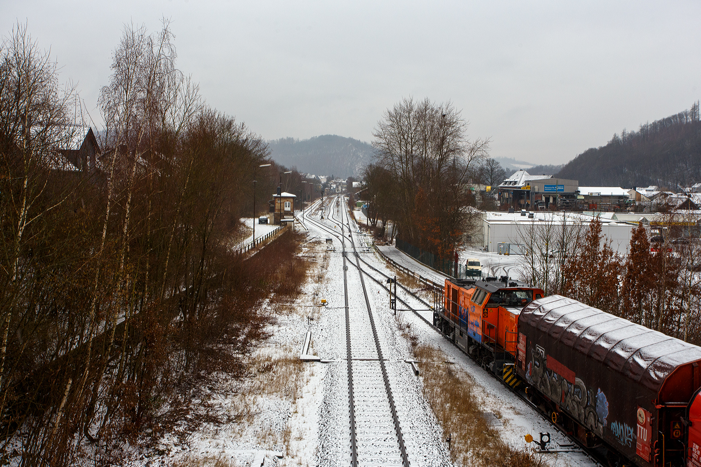 Eigentlich war der Schnee doch weg, doch heute hat es wieder neu geschneit. 
Die KSW 44 (92 80 1271 004-4 D-KSW) eine MaK G 1000 BB der KSW (Kreisbahn Siegen-Wittgenstein) am 03 Februar 2026 auf dem KSW-Rangierbahnhof in Herdorf, Betriebsstätte FGE -Freien Grunder Eisenbahn. 

Die Lok 44 wurde 2003 unter der Fabriknummer 1001462 bei Vossloh gebaut und am 05.01.2004 an die SK - Siegener Kreisbahn GmbH geliefert, welche ab Ende 2004 nun als Kreisbahn Siegen-Wittgenstein (KSW) firmiert.
