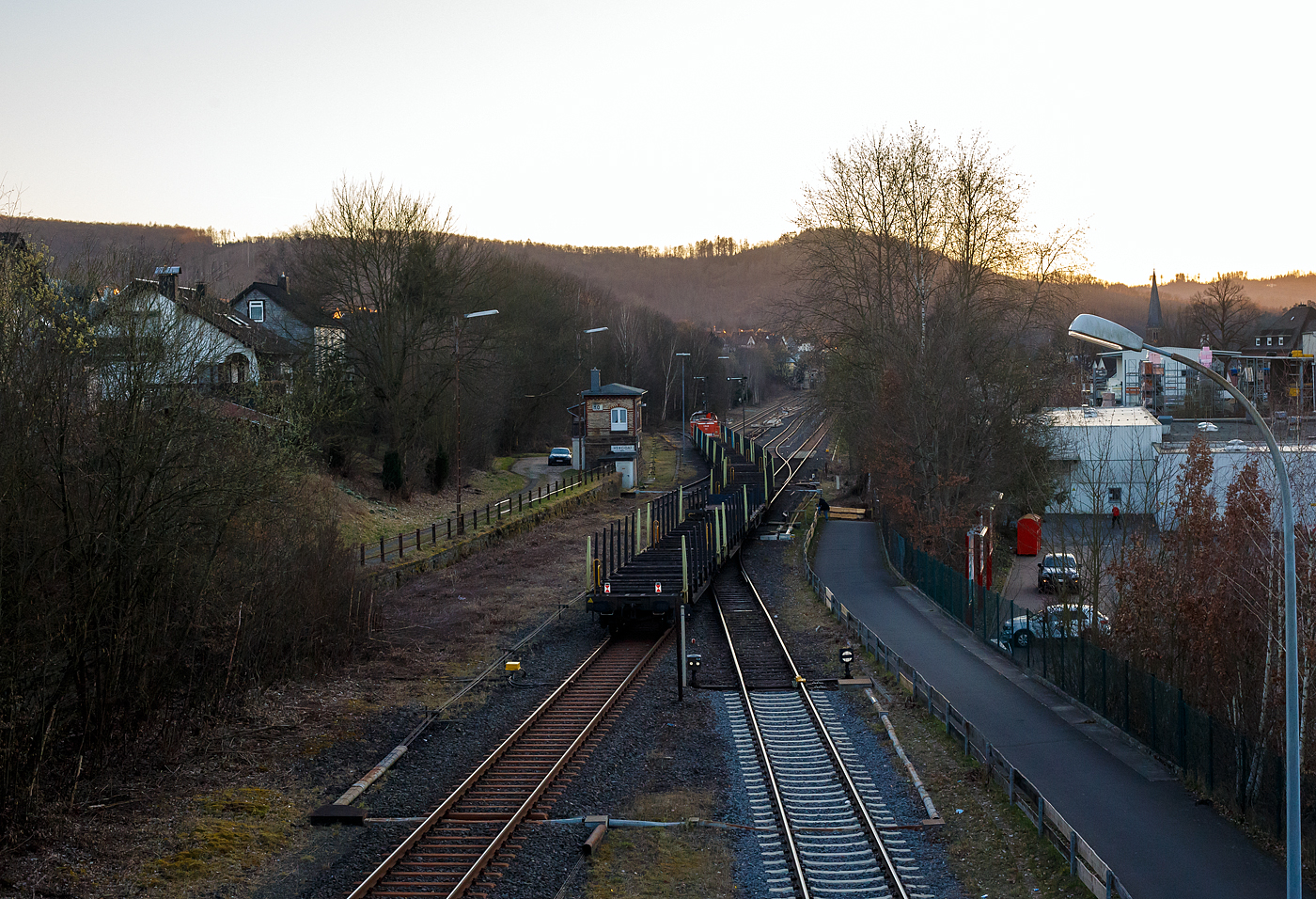 Eigentlich wollten wir nur noch im St�dtchen was Einkaufen, aber dann sah ich das Signal Hp 2….
Die RLG 54 / 175 504-9 (92 80 1275 504-9 D-RLG) eine MaK G 1206 der RLG - Regionalverkehr Ruhr-Lippe GmbH (Soest), vermietet ans Schwesterunternehmen WLE - Westf�lische Landes-Eisenbahn GmbH, kommt am 18. M�rz 2025 auf ihrer Heimreise mit einem leeren G�terzug (Schwerlastwagen) von der Mannesmann Precision Tubes GmbH in Burbach-Holzhausen �ber die Hellertalbahn durch Herdorf.

Die G 1206 wurde 2008 von Vossloh in Kiel unter der Fabriknummer 5001638 gebaut. Sie war die erste wieder mit einen MTU gebaute G 1206. So hat sie einen wassergek�hlten V12-Zylinder-Dieselmotor mit Abgasturbolader und Ladeluftk�hlung vom Typ MTU mit einer Leistung von 1.500 kW (bei 1.800 U/min).
