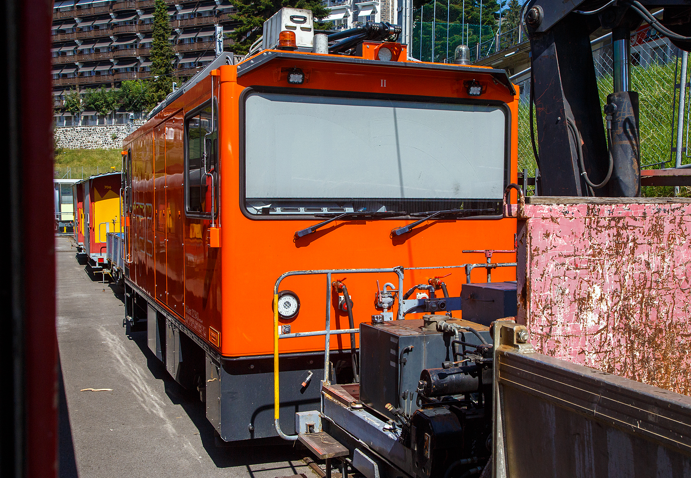 Ein Blick aus dem einfahrenden Zug auf Gleis 3 im Bahnhof Villars-sur-Ollon am 10 September 2023, auf Gleis 4 steht u.a. die Stadler Schmalspur-Zweikraftlokomotive (Diesel/Elektro) mit gemischtem Adhäsions- und Zahnradantrieb tpc HGem 2/2 943.

Die 5 Schweizer Schmalspurbahnen MOB, MVR, TPC, TPF und NStCM  haben im August 2012 bei Stadler maßgeschneiderte Schmalspur-Zweikraftlokomotiven (Diesel/Elektro) der Typen HGem 2/2, Gem 2/2 oder Hem 2/2 bestellt. Die Type HGem 2/2 (wie hier) hat einen gemischtem Adhäsions- und Zahnradantrieb, die Type Gem 2/2 ist eine reine Adhäsionslok und die Type Hem eine reine Zahnradlok. Die Hybridloks werden den Infrastrukturdivisionen zugeteilt und für Baueinsätze, Schneeräumung und Interventionsfahrten eingesetzt. Die Lokomotiven in gleicher Grundbauform wurden von Stadler Rail für Bahnen in der Schweiz, Spanien und Slowakei gebaut. 

Dank ihrer Bi-Modalität schlummert in den Loks großes Potenzial: Zur Beförderung von schweren Bauzügen können die Lokomotiven in Vielfachsteuerung eingesetzt werden und umweltschonend elektrisch zur Arbeitsstelle fahren. Für das Manöver vor Ort bei abgeschalteter Fahrleitung oder einer Fahrleitungsstörung ist ein moderner, leistungsfähiger Dieselmotor vorhanden. Für Spezialeinsätze kann die Lok von einer Funkfernsteuerung aus betrieben werden.

Technische Merkmale:
Drehstrom-Asynchron-Antriebstechnik mit ABB-Stromrichter stufenlos regulierbar mit sehr guten, ökonomischen Langsamfahreigenschaften für die Arbeitseinsätze.
Fahrmotoren und Generator von TSA.
Achtzylinder-Dieselmotor von Mercedes-Benz, Euro IIIB und Partikelfilter.
Rekuperation der Bremsenergie im elektrischen Betrieb möglich, Bremswiderstände für die Fahrt im Dieselbetrieb, resp. bei nicht vorhandener Fahrleitung vorhanden.
Möglichst viele Gleichteile wie bei den diversen Personen-Triebwagen für die gleichen Bahngesellschaften (identische Achsantriebe, Traktionselektronik, Leittechnikmodule, Führerstand-Bedienelemente, Druckluftanlagen etc.)
Umfangreiche Beleuchtungsmittel zusätzlich zur Frontbeleuchtung: Suchscheinwerfer, Warnleuchten, Kupplungsausleuchtung, Fahrzeuglängsbeleuchtung.
Bordnetz 400 VAC
Platz für bis zu 8 Personen (plus Lokführer) in der Lok (Bauzüge)

TECHNISCHE DATEN HGem 2/2 der TPC:
Anzahl: 3 (HGem 2/2 941 bis 943)
Spurweite: 1.000 mm  
Lieferjahre: 2016–2017  
Eigengewicht: 28 t
Länge über Kupplung: 8.370 mm
Länge über Kasten: 7.550 mm               
Achsstand: 4.250 mm 
Fahrzeugbreite: 2.700 mm
Fahrzeughöhe: 3.874 mm
Treibraddurchmesser neu/alt: 876 / 852 mm
Zahnraddurchmesser neu/alt: 798 / 774 mm
max. Leistung am Rad: 700 kW 
max. Leistung im Bremsbetrieb: 700 kW  
max. Leistung im Dieselbetrieb: ca. 400 kW 
Max. Anfahrzugkraft am Rad Adhäsion: 70 kN  
Max. Anfahrzugkraft am Zahnrad: 135 kN
Zuladung:  0.8 t / 8 Sitzplätze
Höchstgeschwindigkeit Adhäsion: 60 km/h
Höchstgeschwindigkeit Zahnrad bergwärts bei 230-135‰ : 25 km/h 
Höchstgeschwindigkeit Zahnrad talwärts bei 230‰ : 13 km/h
Höchstgeschwindigkeit Zahnrad talwärts bei 200‰ : 14 km/h
Höchstgeschwindigkeit Zahnrad talwärts bei 170‰ : 15,5 km/h
Höchstgeschwindigkeit Zahnrad talwärts bei 135‰ : 17,5 km/h
Übersetzungsverhältnisse:  Adhäsion 1:11.22 / Zahnrad 1:8.9
Fahrleitungsspannung: 1.500 und 750 VDC
Tankinhalt: ca. 2 x 250 Liter
Hilfsbetriebe: Batterieladung 24VDC, 8kW / 400VAC-HB-Netz 25 kVA  

Quelle: Stadler Rail