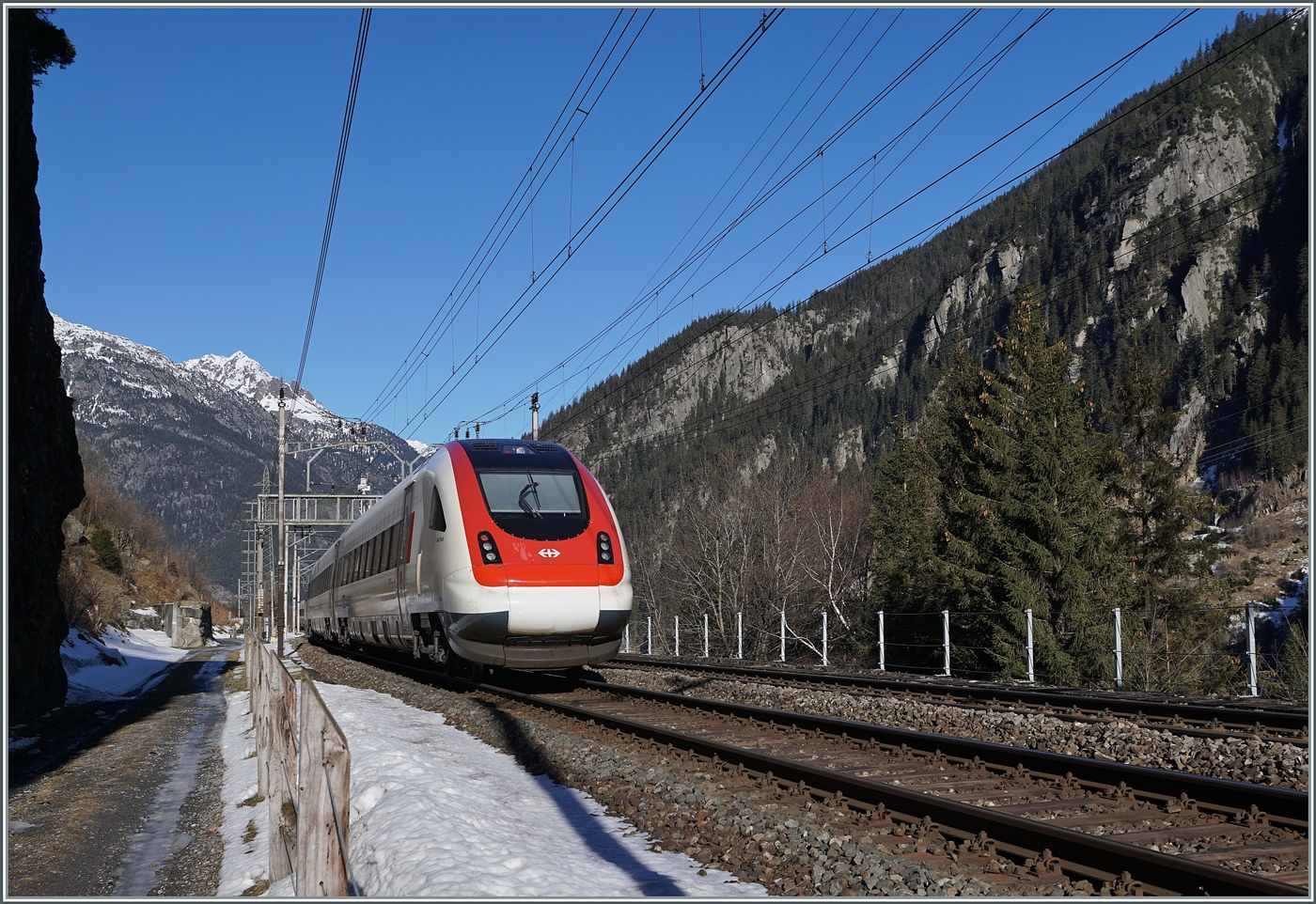 Ein ICN RABDe 500 ist kurz nach Göschenen auf dem Weg in Richtung Erstfeld. Infolge geplanter Unterhalts Arbeiten im GBT (Gotthard Basis Tunnel) wurden während zwei Wochen MO-FR im Jan. 2025 etliche Reisezüge via Göschenen umgeleitet. Ähnliche Umleitungen sind auch für 2026 geplant. 

21. Jan. 2025