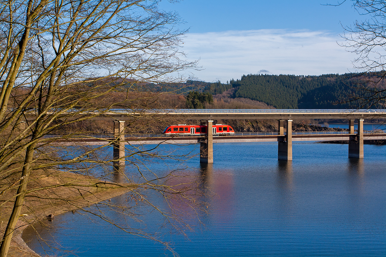 Ein LINT 27 der DreiLänderBahn (DB Redio NRW) überquert am 02 Februar 2014, als Regionalbahn RB 92  Biggesee-Express  (Olpe – Finnentrop), den Biggesee auf der Doppelstockbrücke Listertal.

Die Doppelstockbrücke Listertal über die Biggetalsperre, oben Straßenbrücke und unten die Bahnstrecke KBS 442  Biggetalbahn  (Finnentrop - Olpe – [Freudenberg]), ca. km 14,5. Die KBS 442 (Finnentrop–Olpe) ist eine 23,6 km lange eingleisige, nicht elektrifizierte Nebenbahn, die bis 1983 noch 20 km weiter bis Freudenberg (Kr. Siegen) ging, mit weiterem Anschluss über die auch stillgelegte Asdorftalbahn nach Kirchen/Sieg.

1956 begannen die Planungsarbeiten für die Biggetalsperre. Die Bauarbeiten begannen 1958. Dadurch bedingt war eine  Neubaustrecke  notwendig, da die alte Strecke mehrere Meter unter Wasser stehen würde. So entstanden auch die beiden Doppelstockbrücken Dumicketal und Listertal über die Biggetalsperre, jeweils oberen Ebene Straße und auf der darunter liegenden Ebene die eingleisige Bahnstrecke. Die beiden Doppelstockbrücken, Dumicketal und Listertal, sind baugleich und unterseiden sich in ihrer Länge.

Im Zuge des Ausbaus der Landesstraße 512 und der Eisenbahnstrecke Attendorn – Olpe wurde 1963 bei Attendorn eine 314 Meter lange Talbrücke über die Lister (vor Staubeginn der Biggetalsperre, noch ein Flüsschen und Zufluss der Bigge), errichtet. Auf der „Doppelstockbrücke“ werden auf der oberen Ebene die Landesstraße und auf der darunter liegenden Ebene die eingleisige Bahnstrecke geführt, deren Schienen unmittelbar vor und nach der Brücke in einen Tunnel münden. Die Stützweiten der zehnfeldrigen Brücke betragen einheitlich etwa 31,40 Meter, die Gesamtbreite der Straßenbrücke beträgt etwa 14 Meter.
