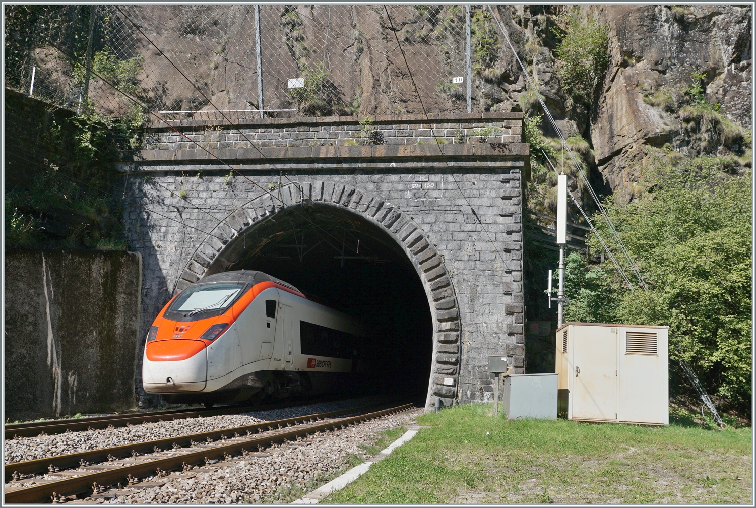 Ein SBB Giruno RABe 501 fährt in den 1567 Meter langen Prato-Kreiskehrtunnel ein und wird gut zwei Minuten später und etwa vierzig Meter höher wieder ans Tageslicht kommen. 

4. Sept. 2023