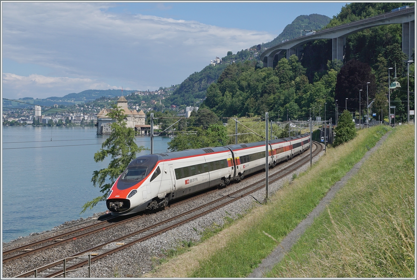 Ein SBB RABe 503  Pinocchio  ist beim Château de Chillon als EC von Milano nach Genève unterwegs. Und dies leider mit offener Bugklappe...

5. Juni 2024