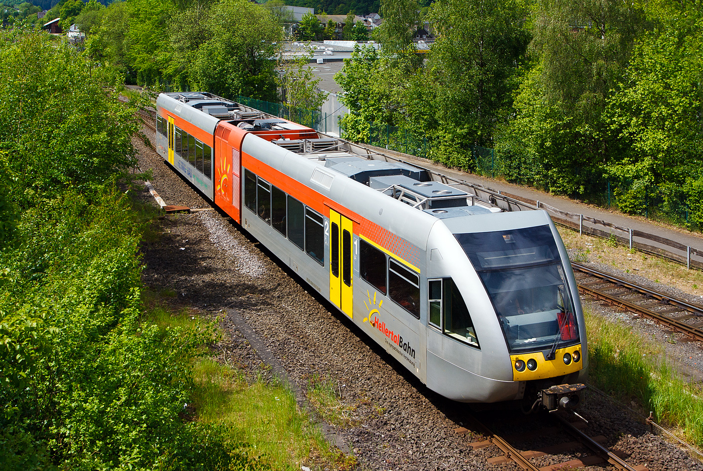 Ein Stadler GTW 2/6 der Hellertalbahn fährt am 18 Mai 2014, als RB 96  Hellertal-Bahn  (Betzdorf-Herdorf-Haiger-Dillenburg) , Umlauf HTB90415, von Herdorf weiter in Richtung Neunkirchen.