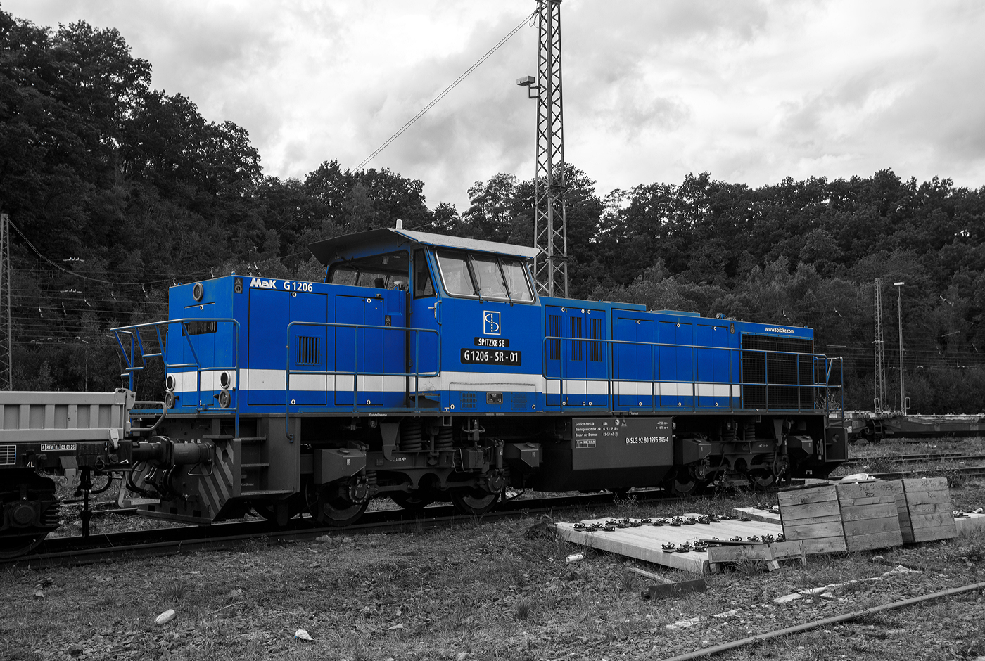 Eine etwas andere Bildbearbeitung, mit Schwarzweiß-Farbpop…
Die SPITZKE G 1206-SR-01 / 275 846-4 (92 80 1275 846-4 D-SLG) der SPITZKE SE (Großbeeren), ex XR 01 der SPITZKE RIEBEL GLEISLOGISTIK, ex V 200 001 der Xaver Riebel Gleisbau, ist am 13 September 2025, mit einigen vierachsigen Flachwagen der Gattung Rens, im Rbf Betzdorf/Sieg abgestellt.
